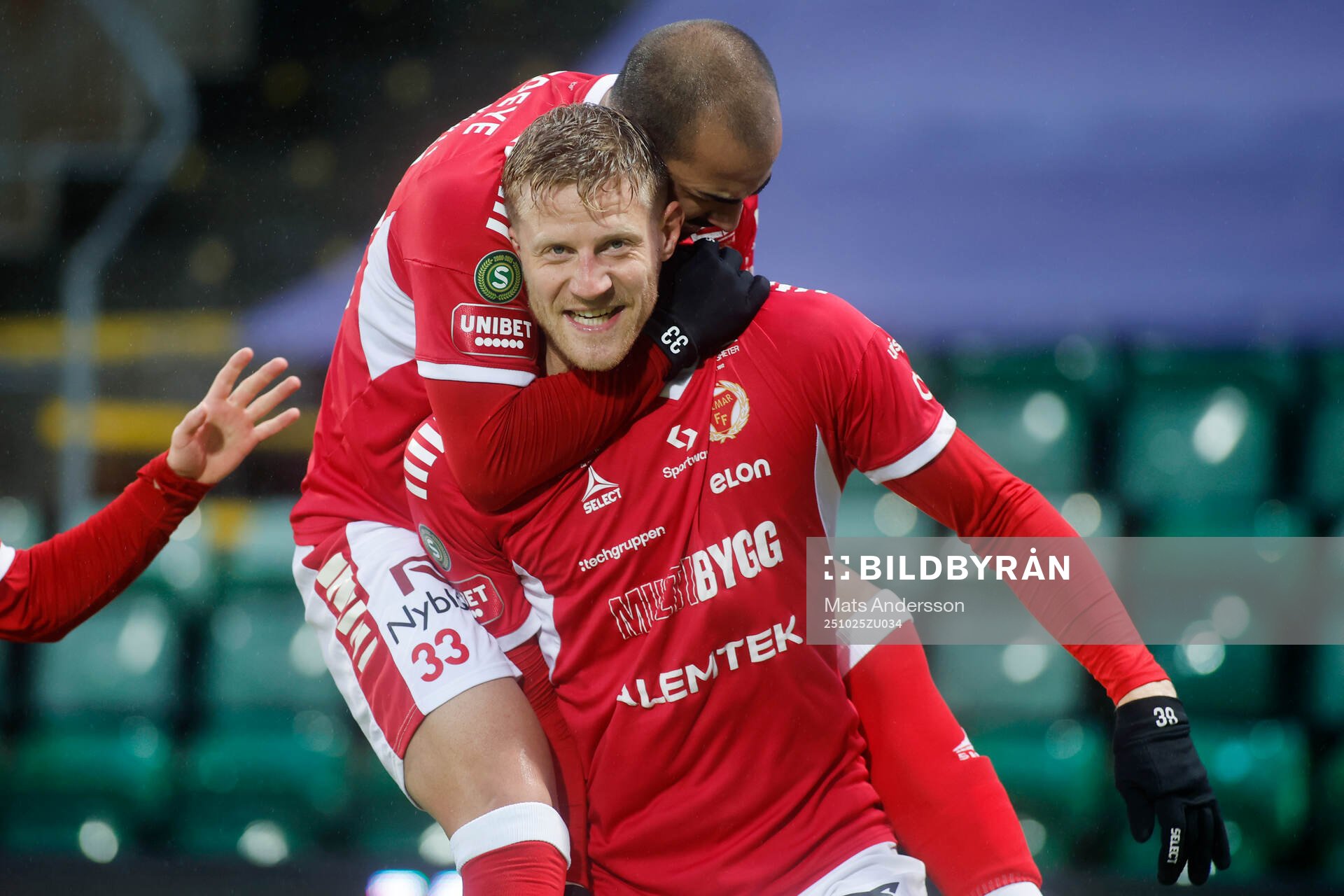 Kalmars Lars Sætra jublar med Robert Gojani