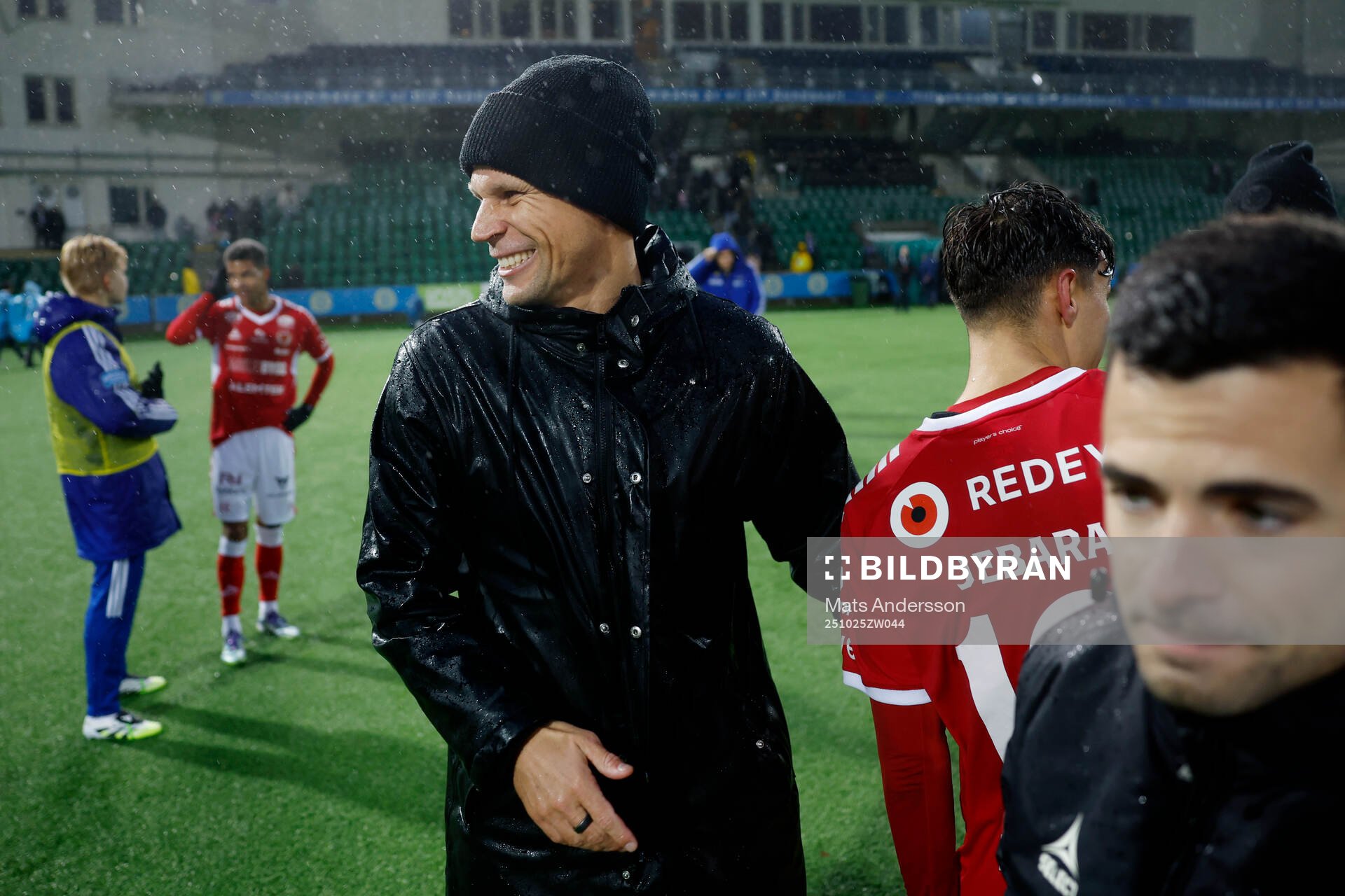 Kalmars tränare Toni Koskela jublar