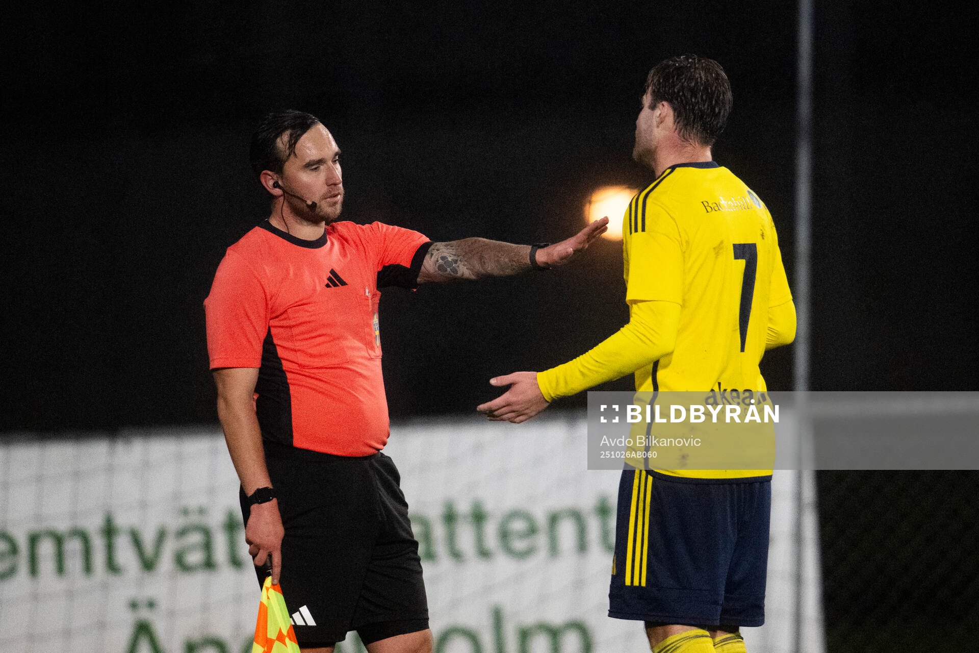 Ängelholms Johan Gudmundsson agerar hos linje domare