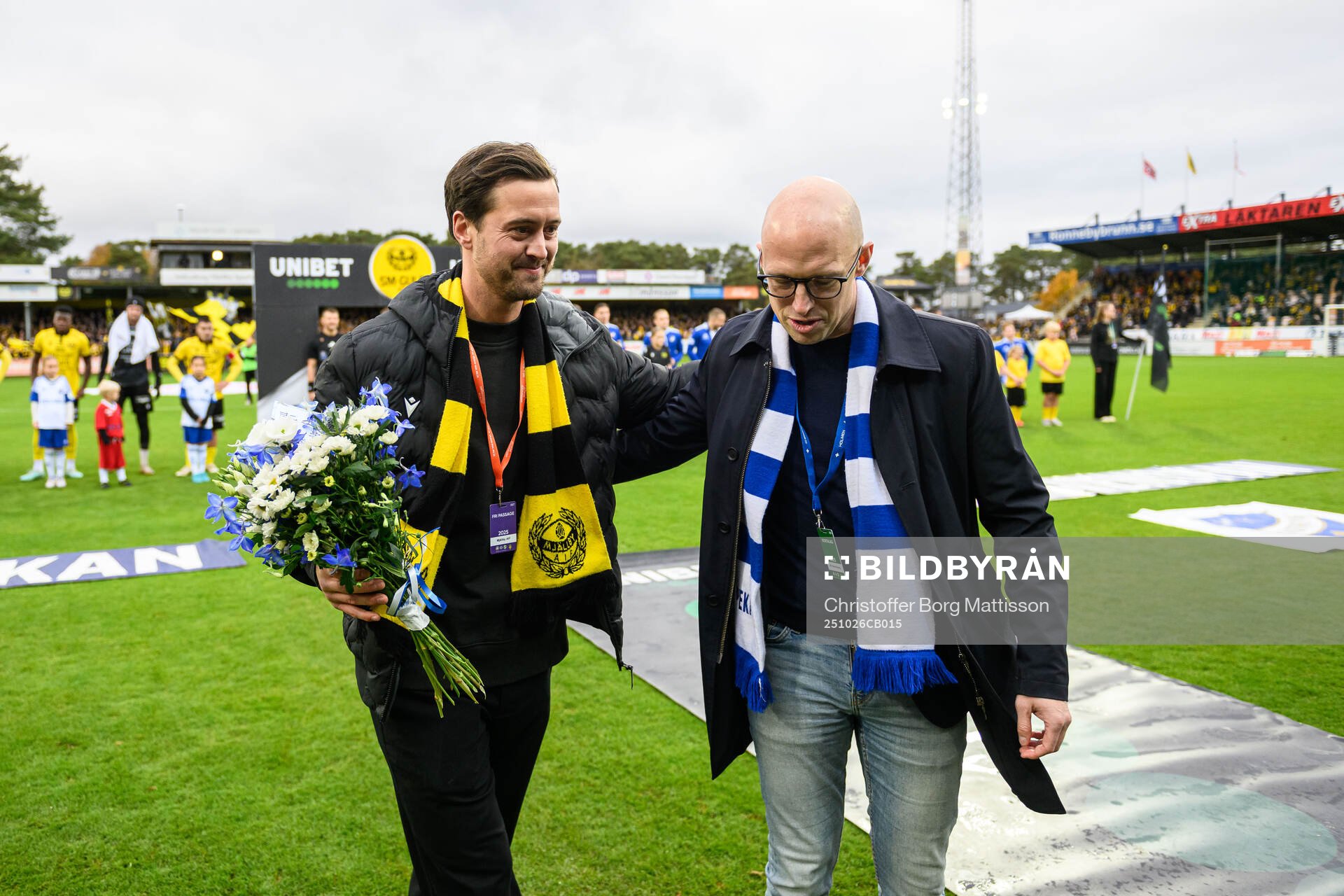 Mjällbys klubbchef Jacob Lennartsson tar emot blommor av