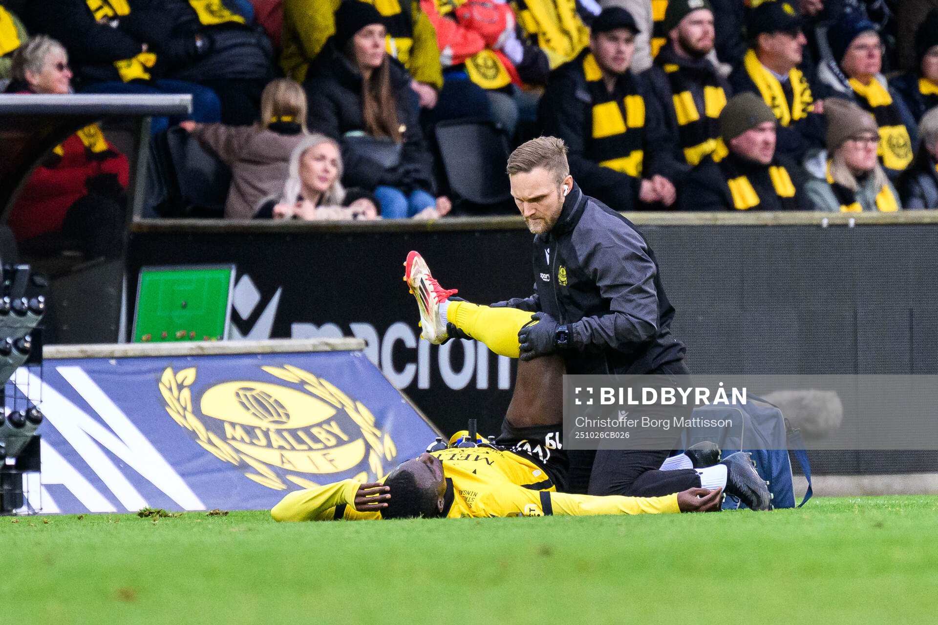 Mjällbys Abdoulie Manneh har ont och får vård