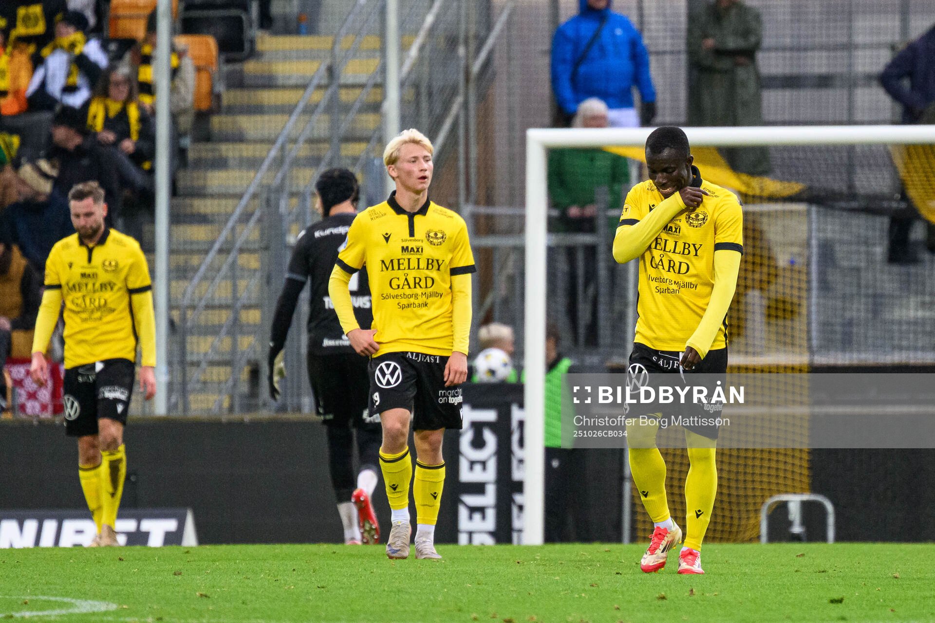 Mjällbys Romeo Leandersson och Abdoulie Manneh deppar