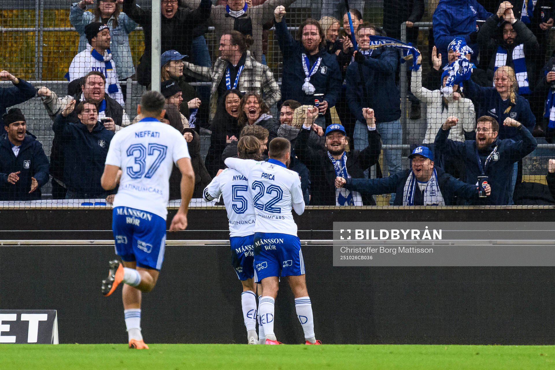 IFK Norrköpings Christoffer Nyman jublar med supportrar