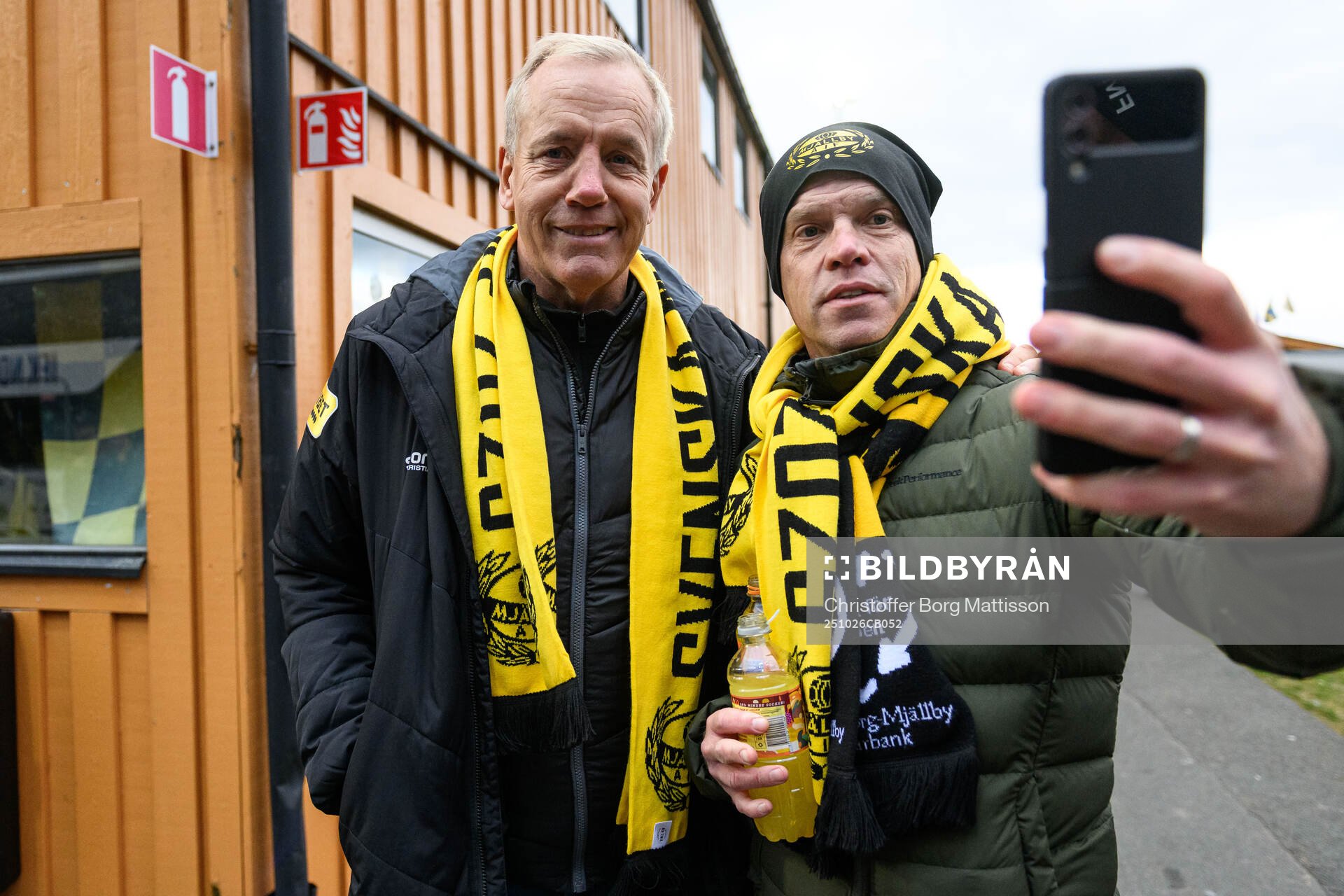 Mjällbys sportchef Hasse Larsson med en supporter