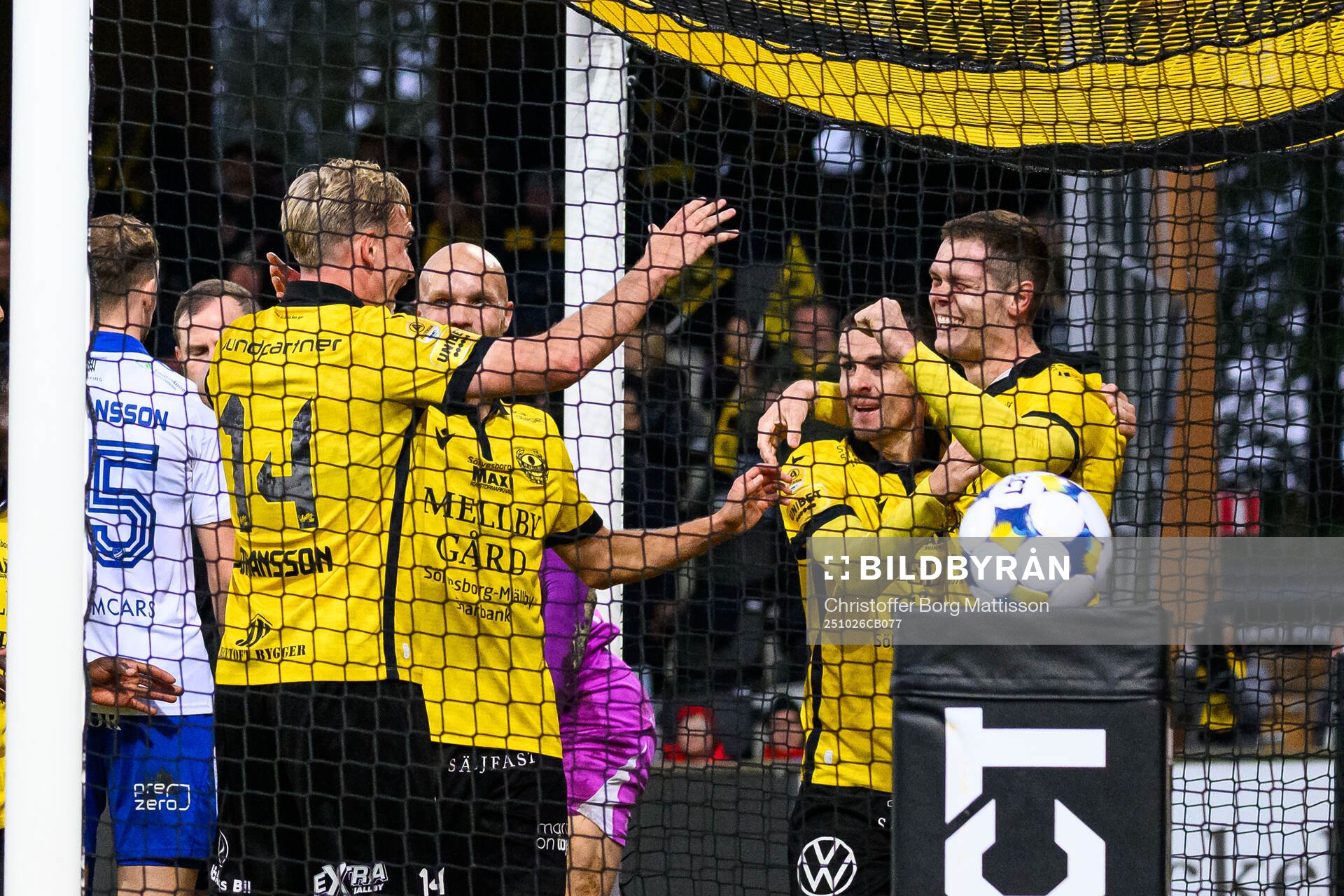 Mjällbys Jacob Bergström jublar med Herman Johansson och