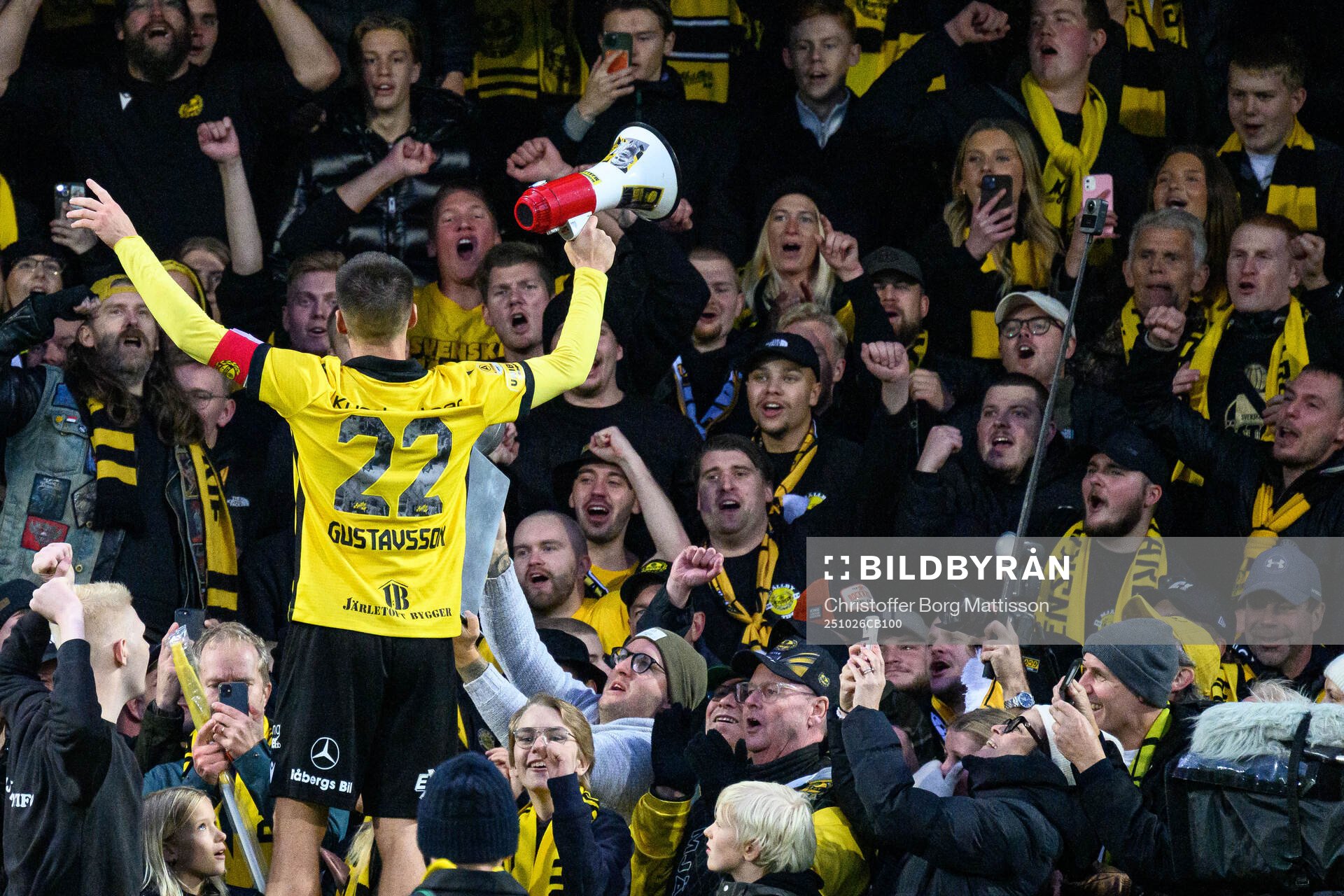 Mjällbys Jesper Gustavsson jublar med supportrar