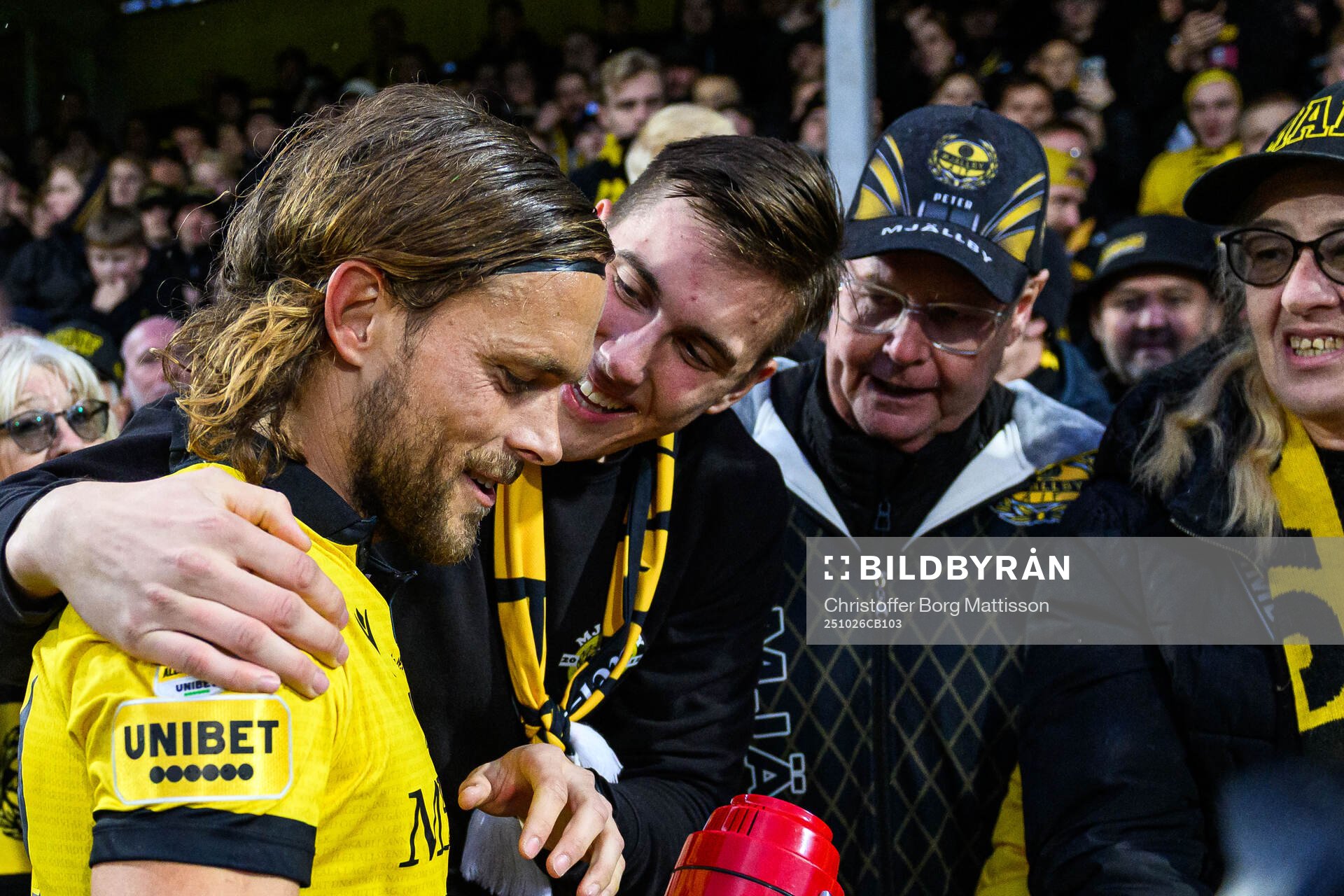 Mjällbys Tom Pettersson jublar med supportrar