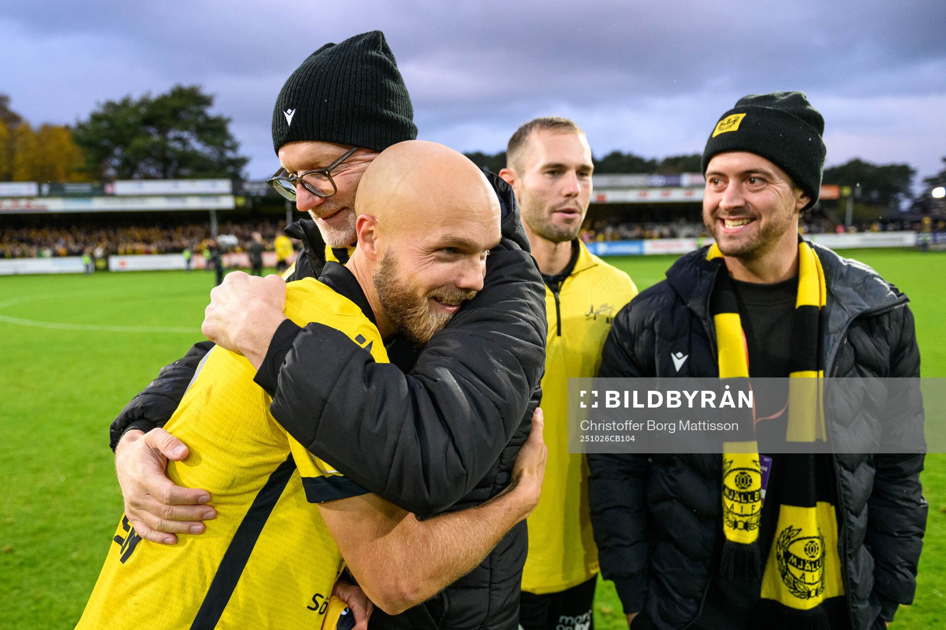 Mjällbys Viktor Gustafson jublar med ordförande Magnus