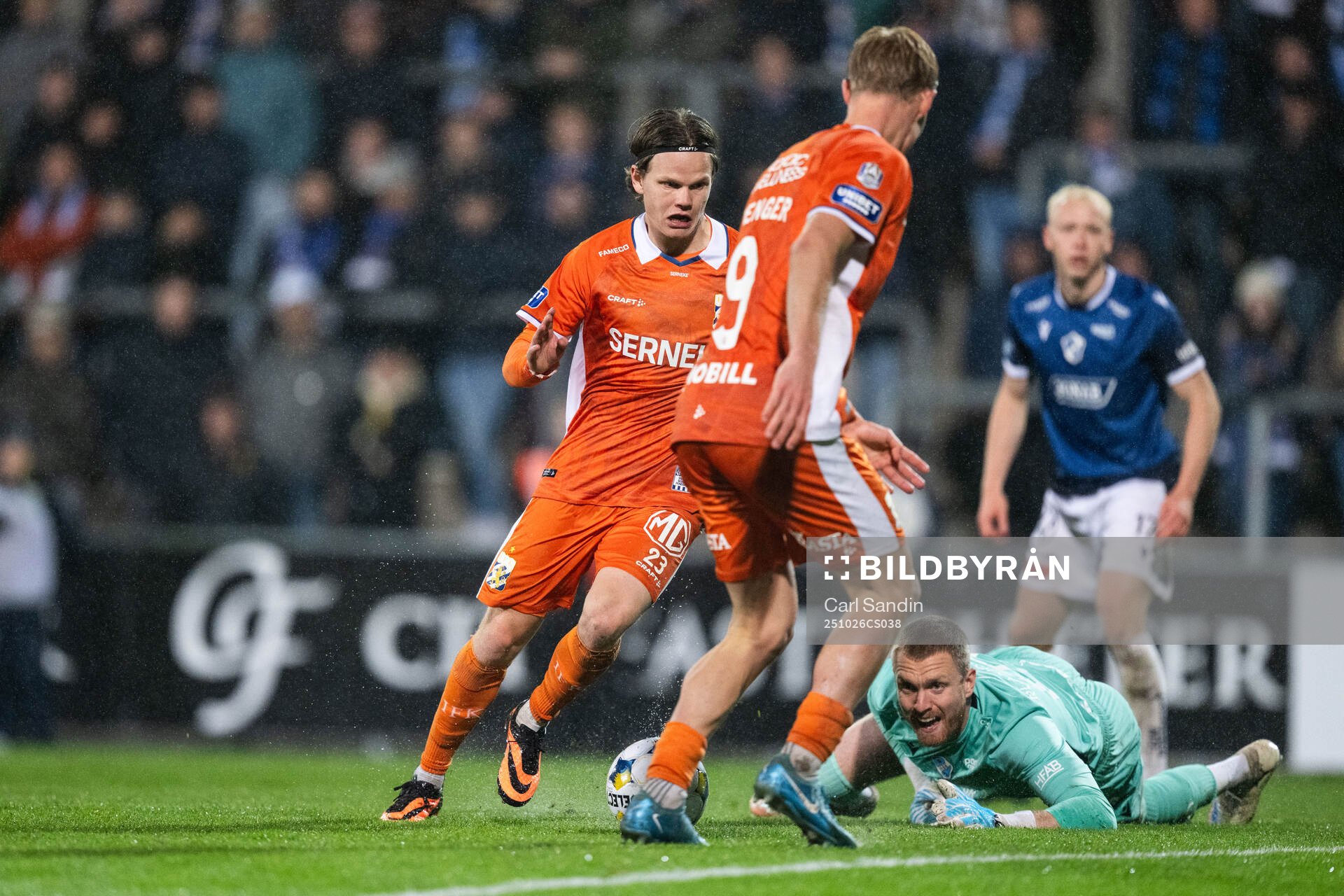 IFK Göteborgs Kolbeinn Thordarson gör 0-2 bakom Halmstads