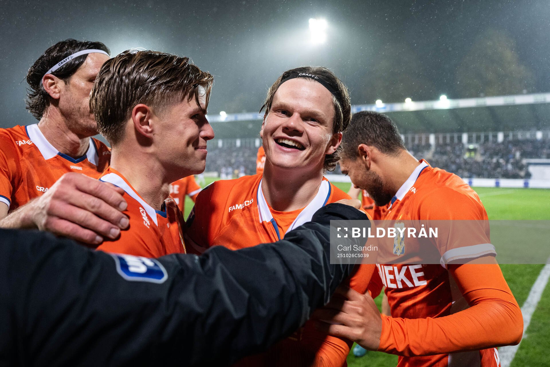 IFK Göteborgs Kolbeinn Thordarson jublar med lagkamrater