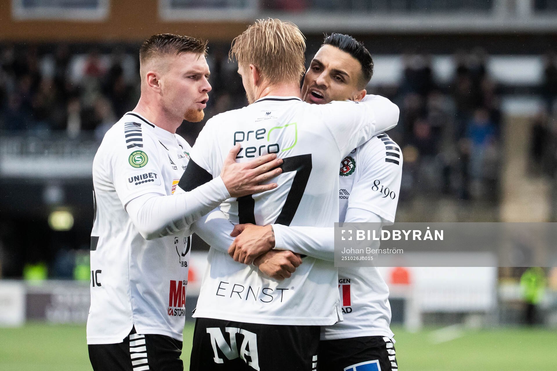 Örebros Karl Holmberg jublar med Dino Salihovic och Ahmed