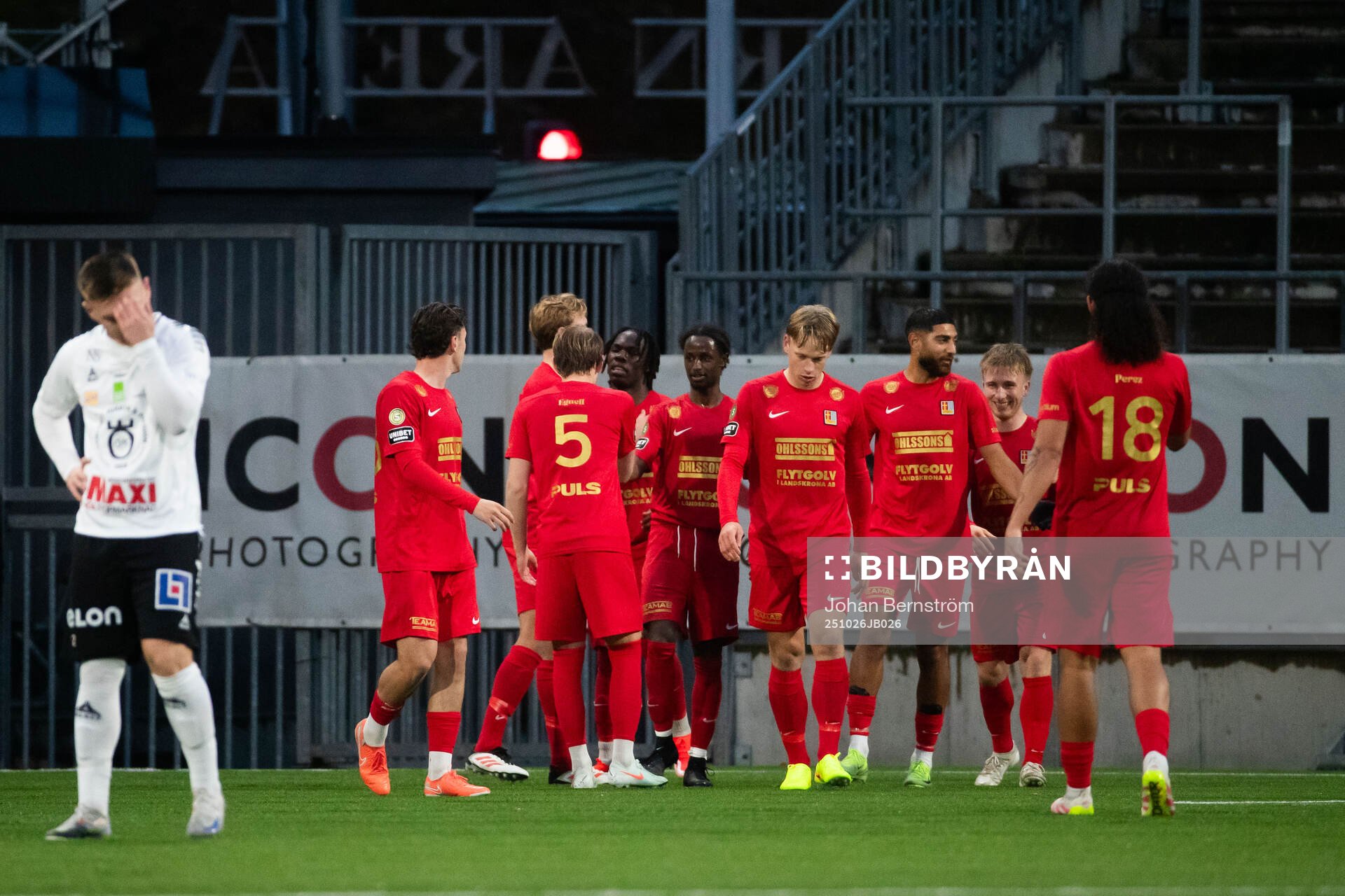 Landskronas Xavier Odhiambo jublar med lagkamrater
