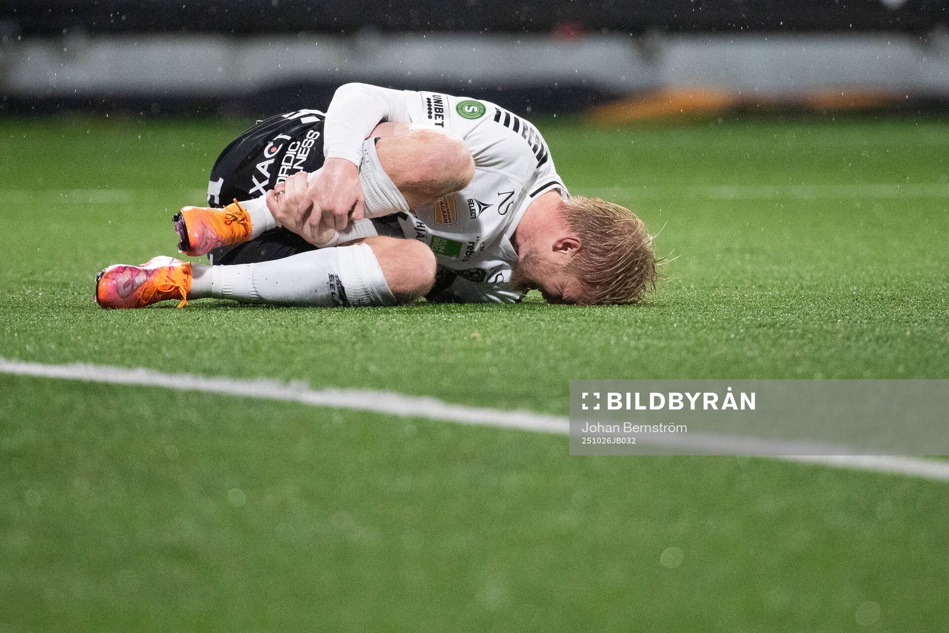 Örebros Karl Holmberg har ont
