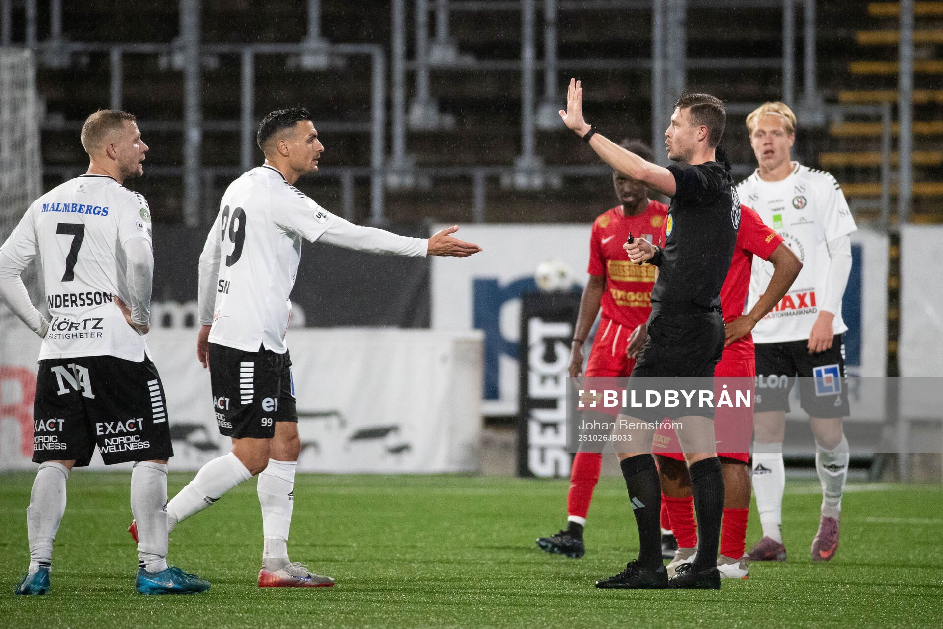 Örebros Ahmed Yasin reagerar mot domare Erik Mattsson