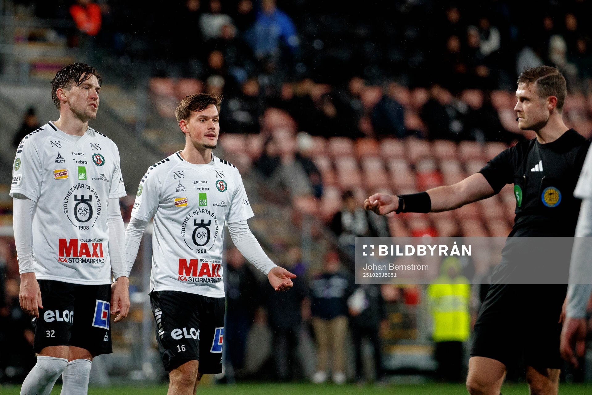 Örebros John Stenberg och Hampus Söderström och Domare