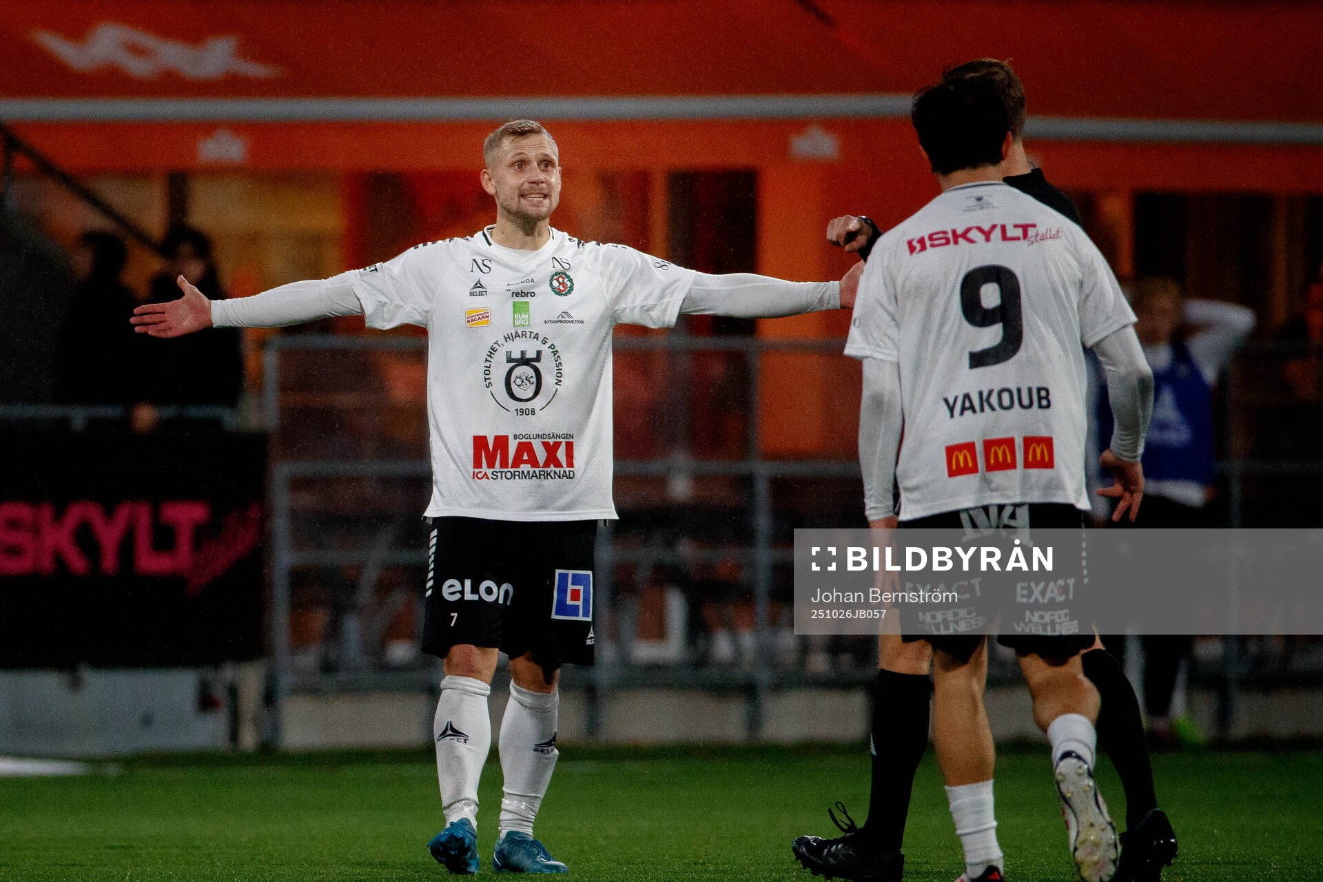 Örebros Erik Andersson reagerar på ett domslut