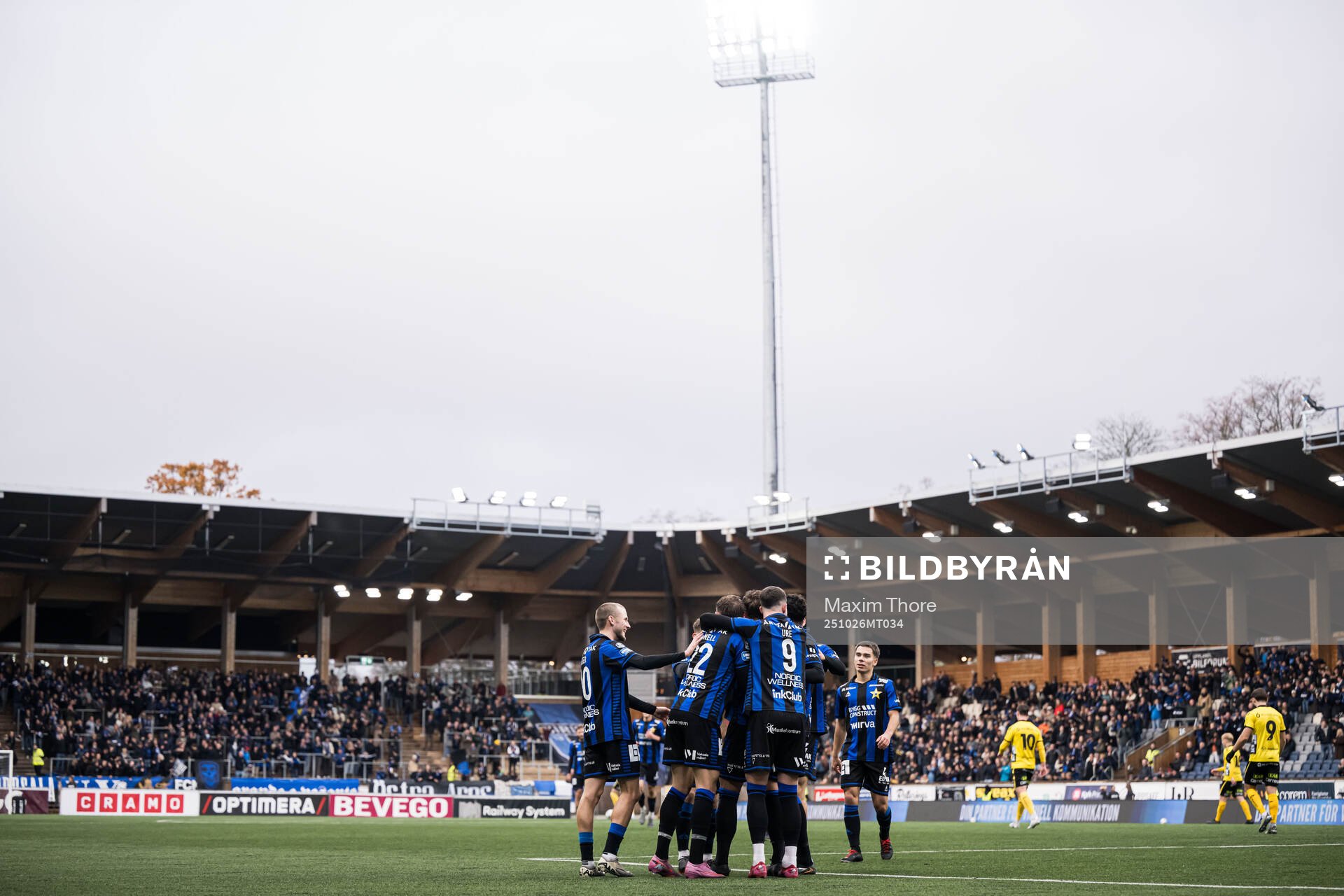 Sirius Henrik Rönnlöf Castegren jublar med lagkamrater