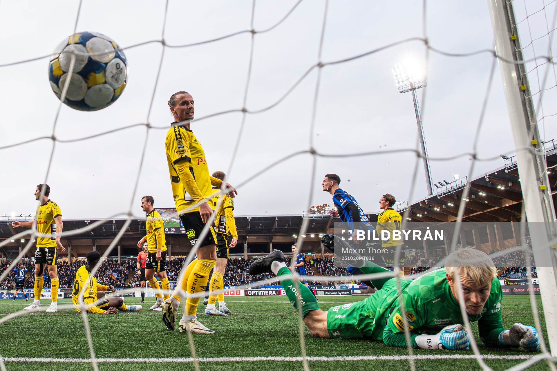 Elfsborgs Niklas Hult och målvakt Isak Pettersson deppar