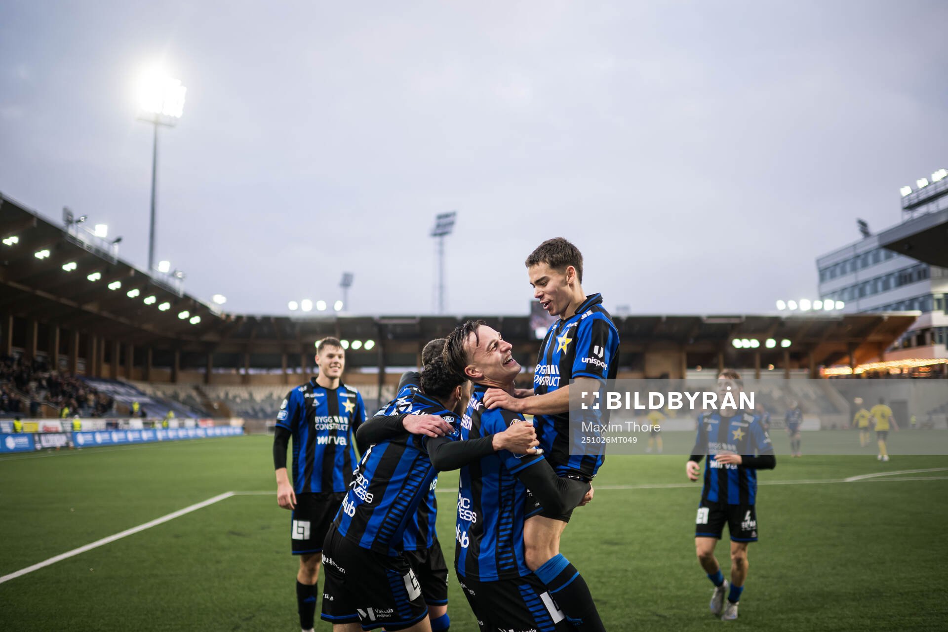 Sirius Henrik Rönnlöf Castegren och Leo Walta jublar