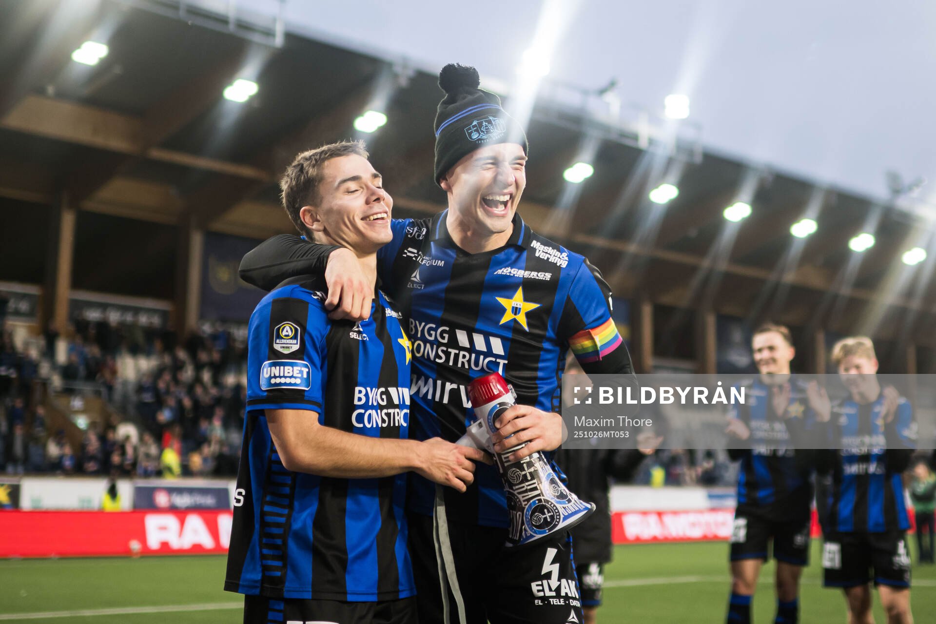 Sirius Leo Walta och Henrik Rönnlöf Castegren jublar