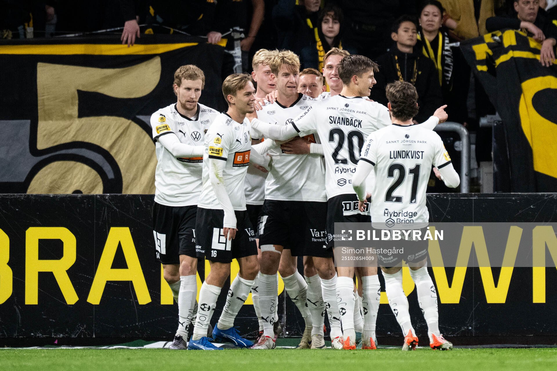 Häckens Filip Helander jublar med lagkamrater