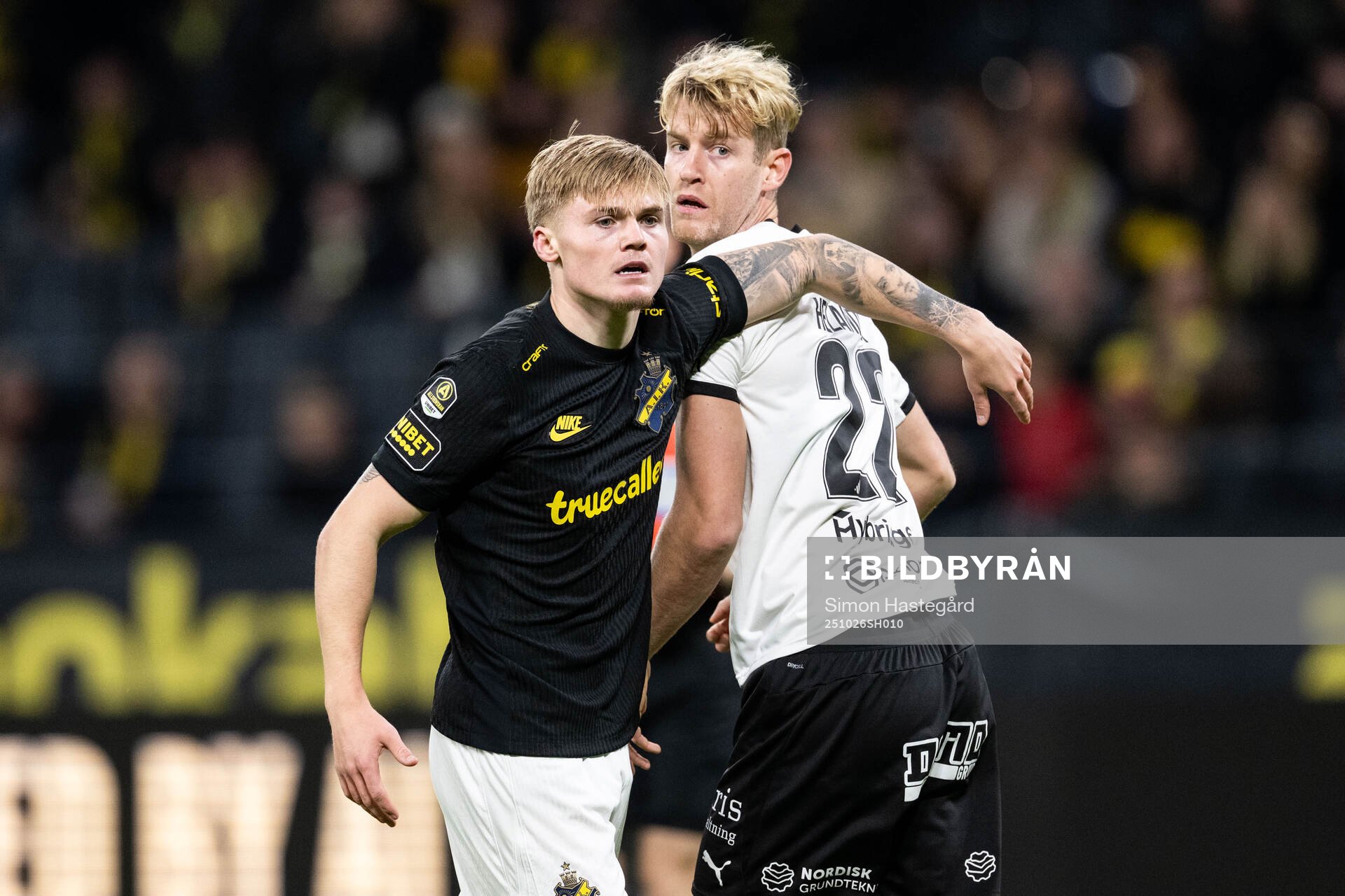 AIKs Erik Hovden Flataker och Häckens Filip Helander