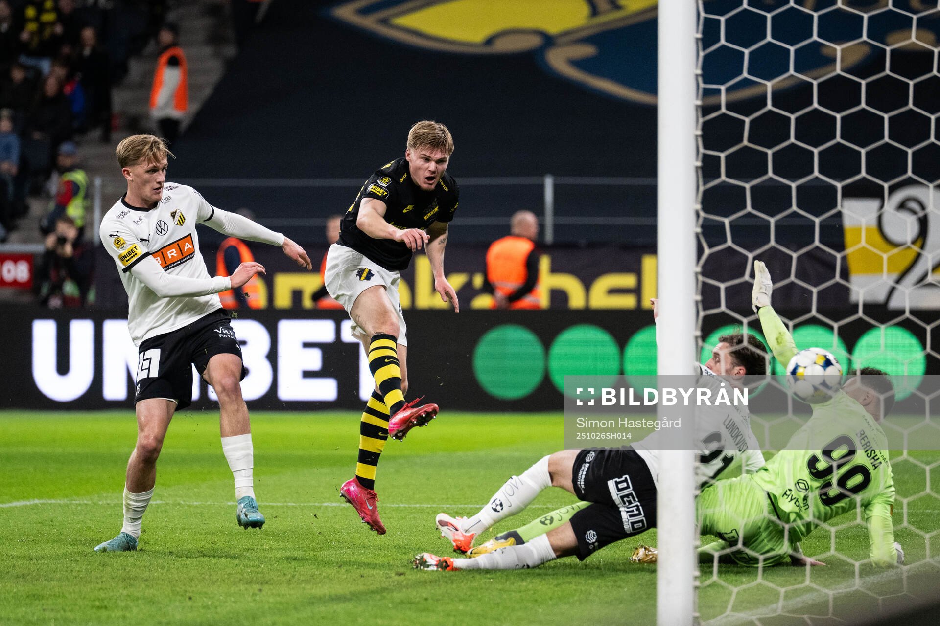 AIKs Erik Hovden Flataker gör 1-1 bakom Häckens målvakt