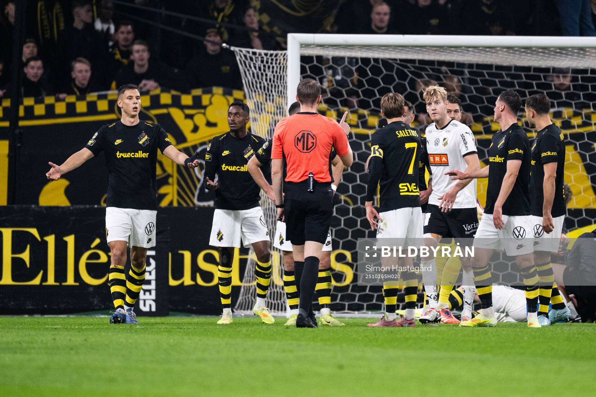 AIKs Filip Benkovic reagerar mot domare Oscar Johnson