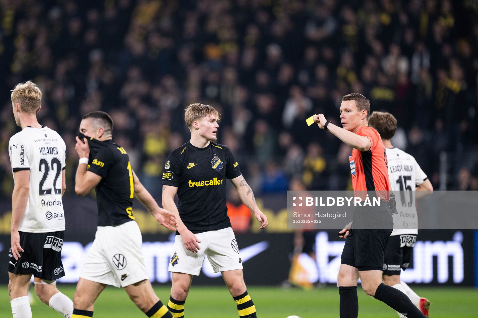 AIKs Dino Besirovic tilldelas gult kort av domare Oscar