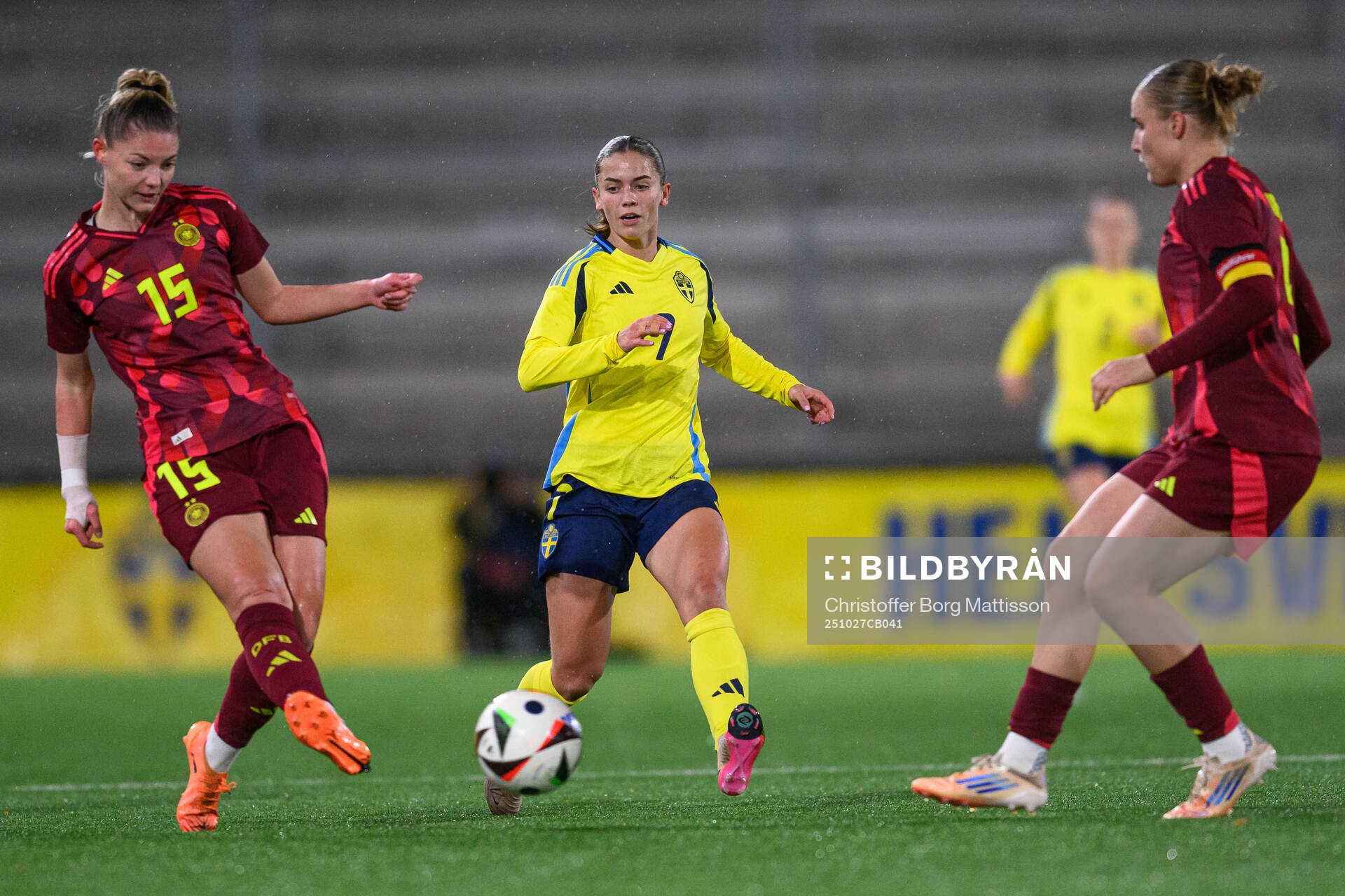 Julia Landenberger of Germany and Johanna Renmark of Sweden