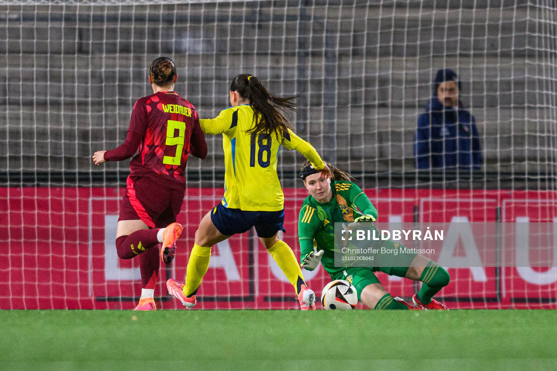 Dilara Acikgöz of Germany against Emilia Pelgander and