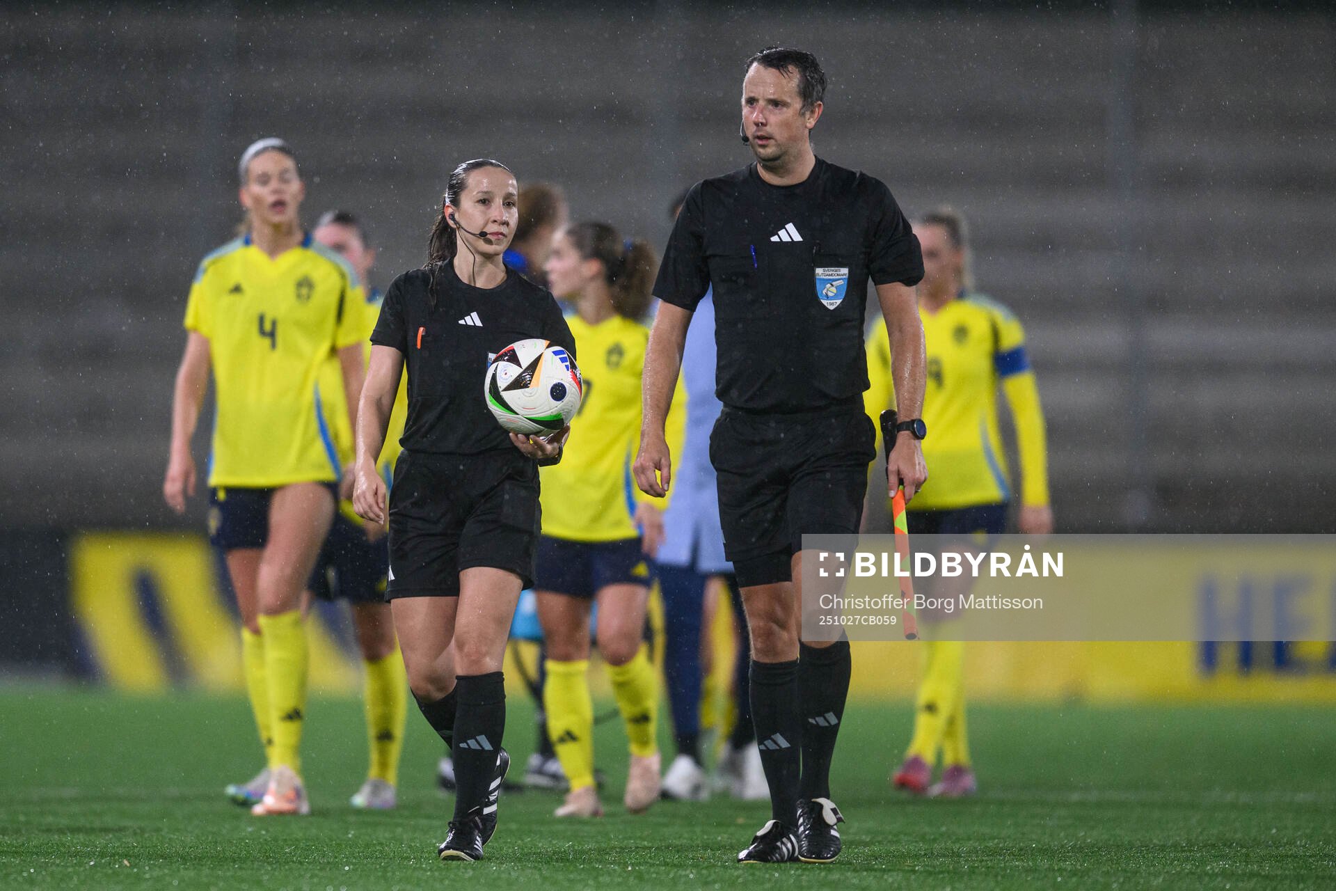 Referee Selma Griberg and assistant referee Magnus