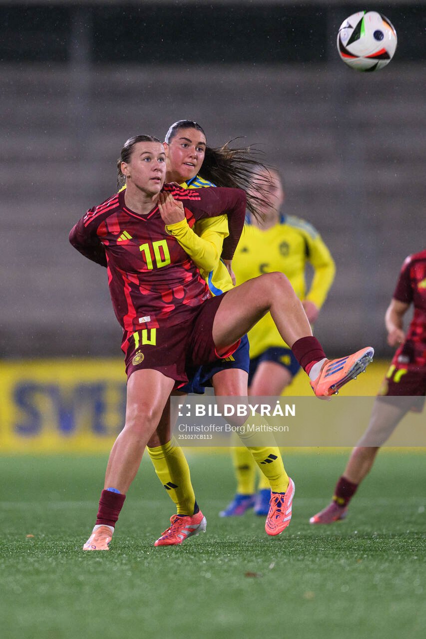 Larissa Muhlhaus of Germany and Emilia Pelgander of Sweden