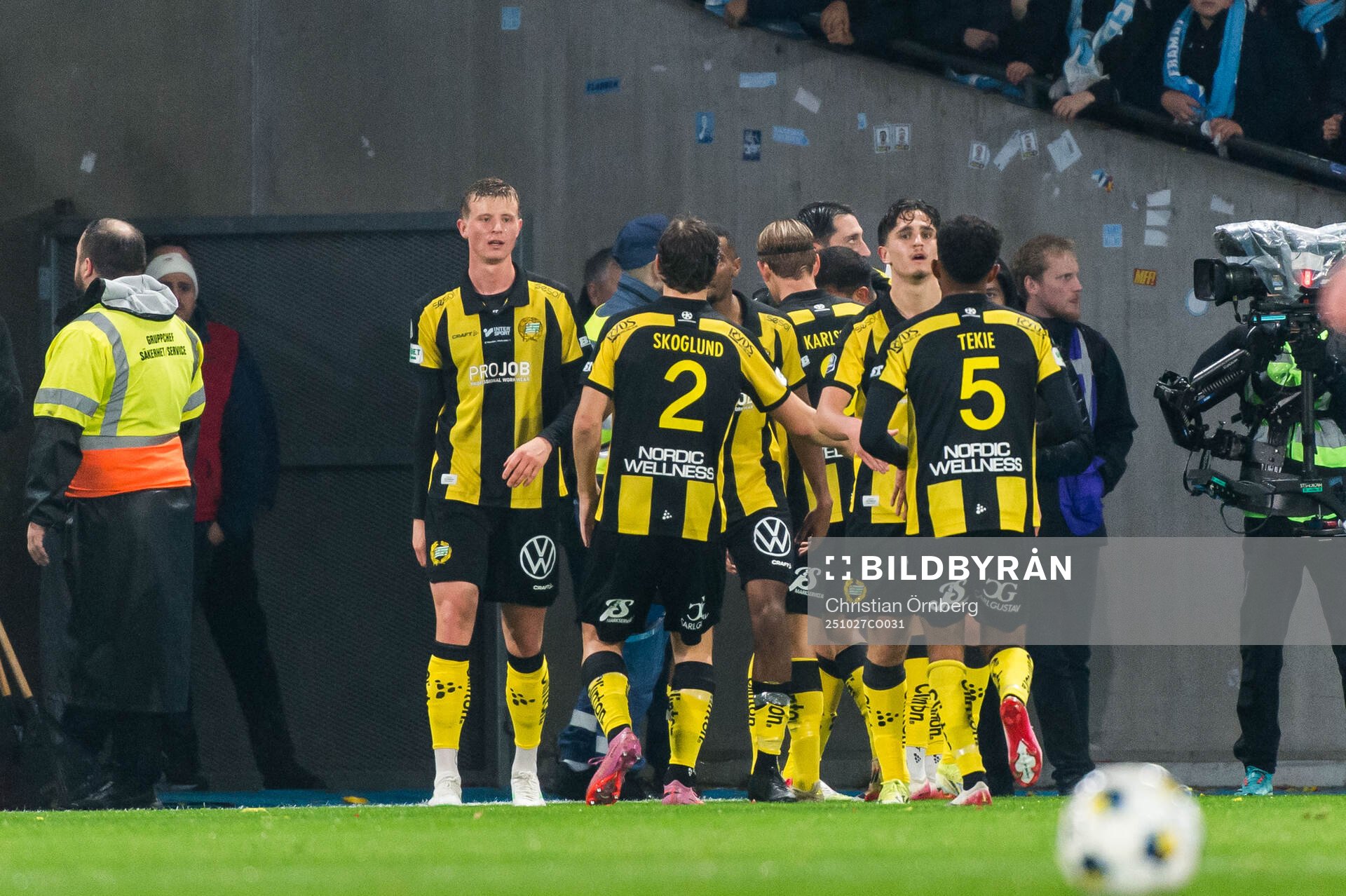 Hammarbys Nahir Besara jublar med lagkamrater
