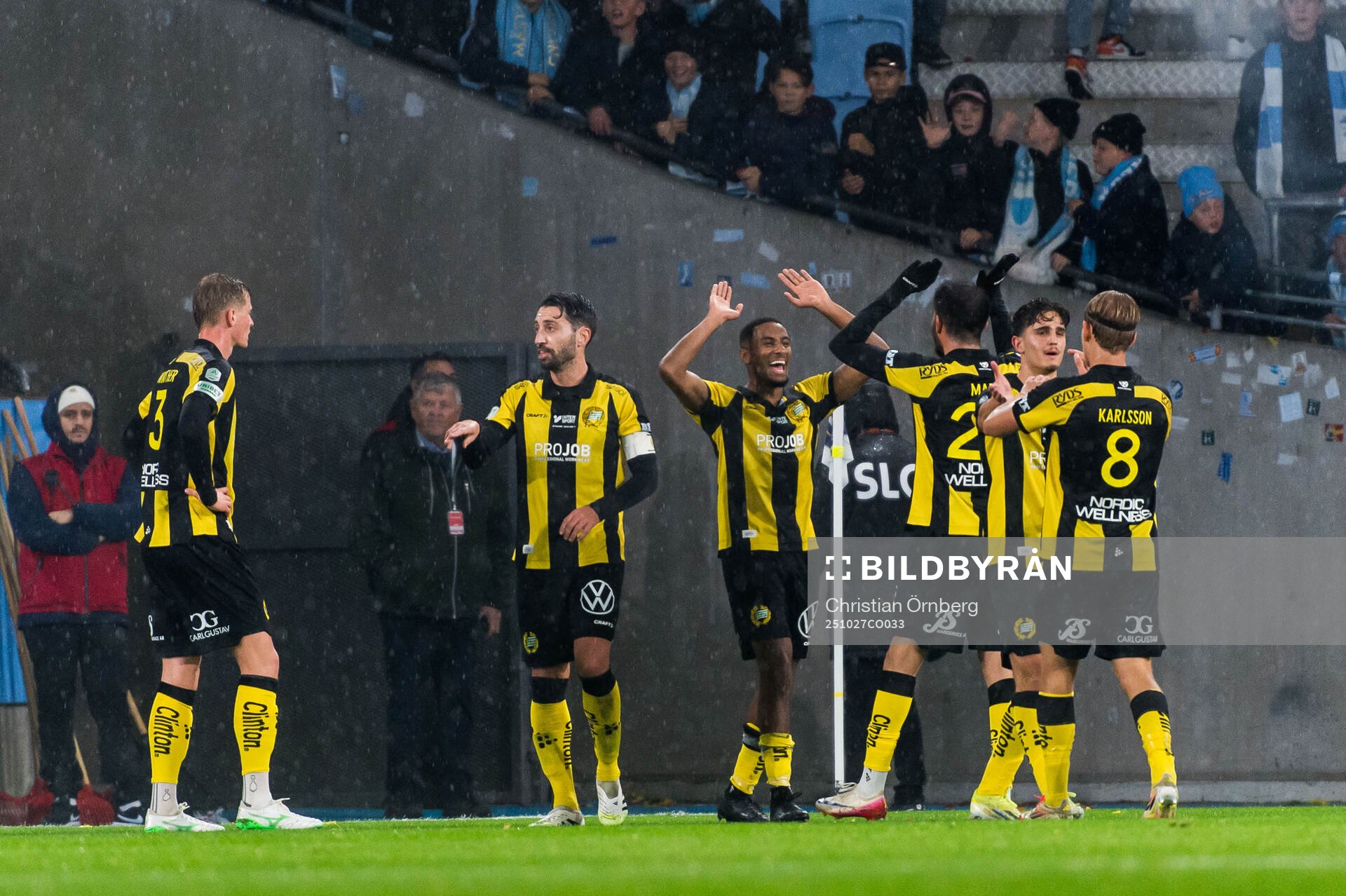Hammarbys Paulos Abraham jublar med lagkamrater