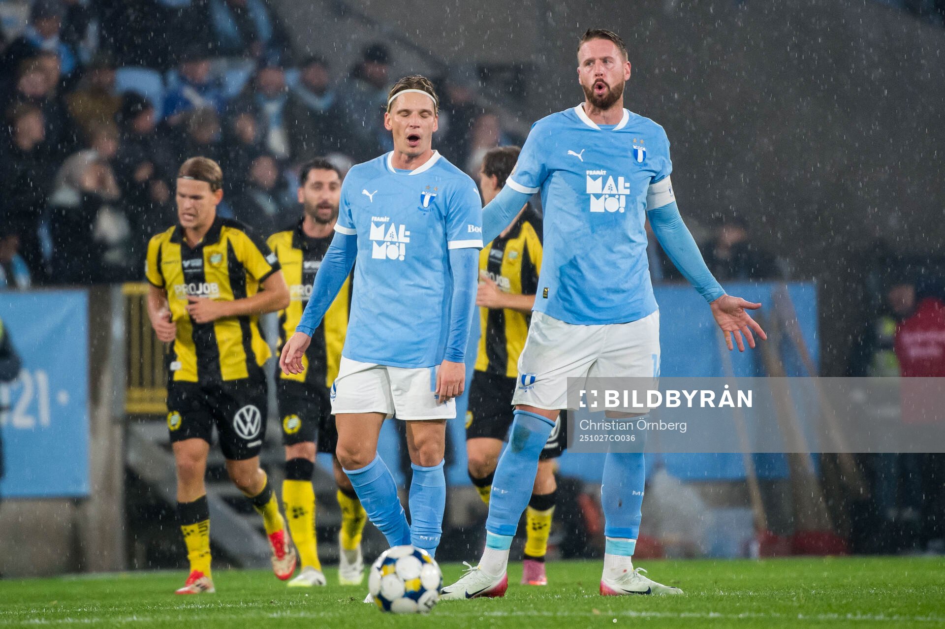 Malmö FFs Jens Stryger Larsen och Pontus Jansson deppar