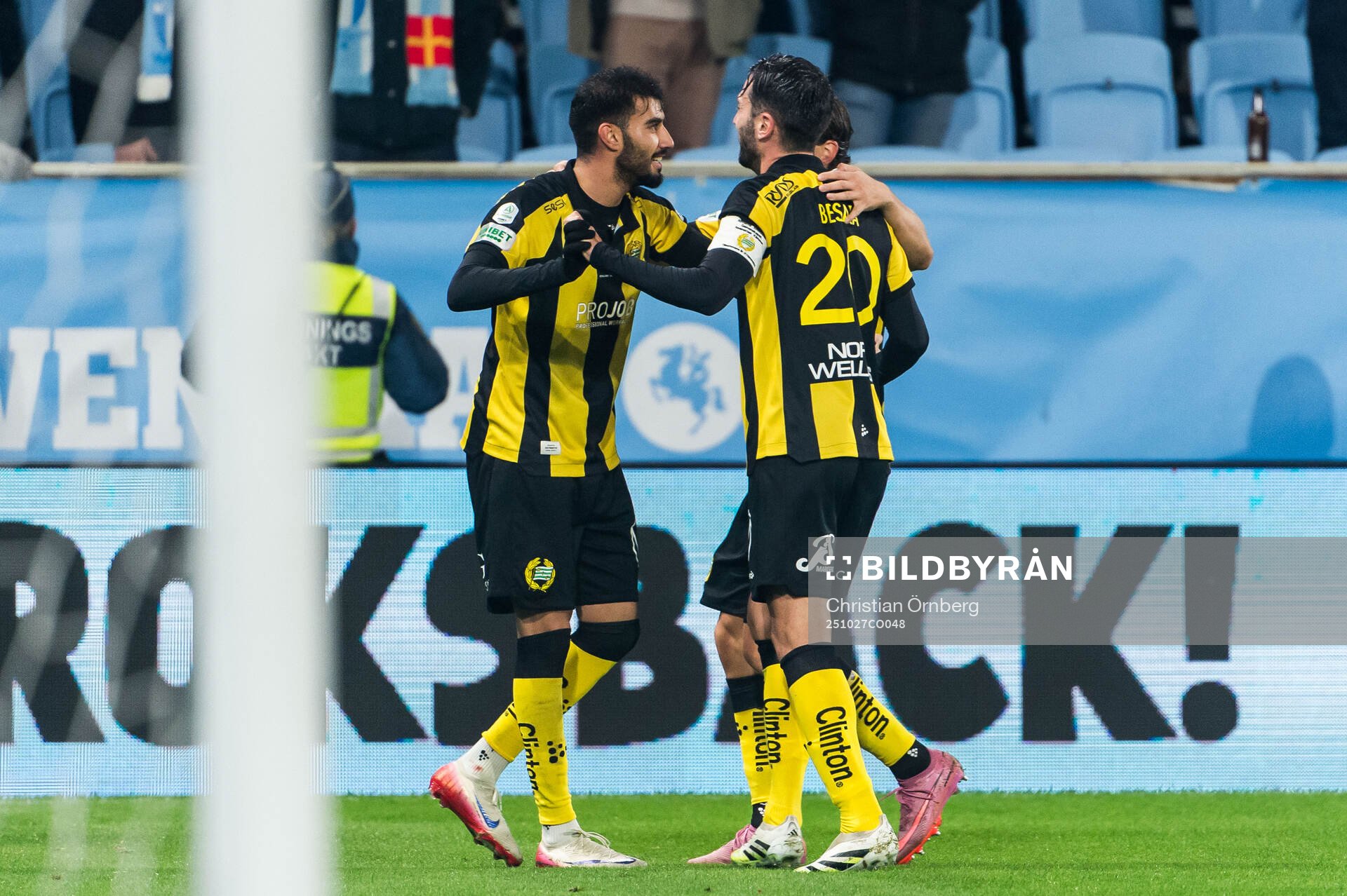Hammarbys Montader Madjed och Nahir Besara jublar