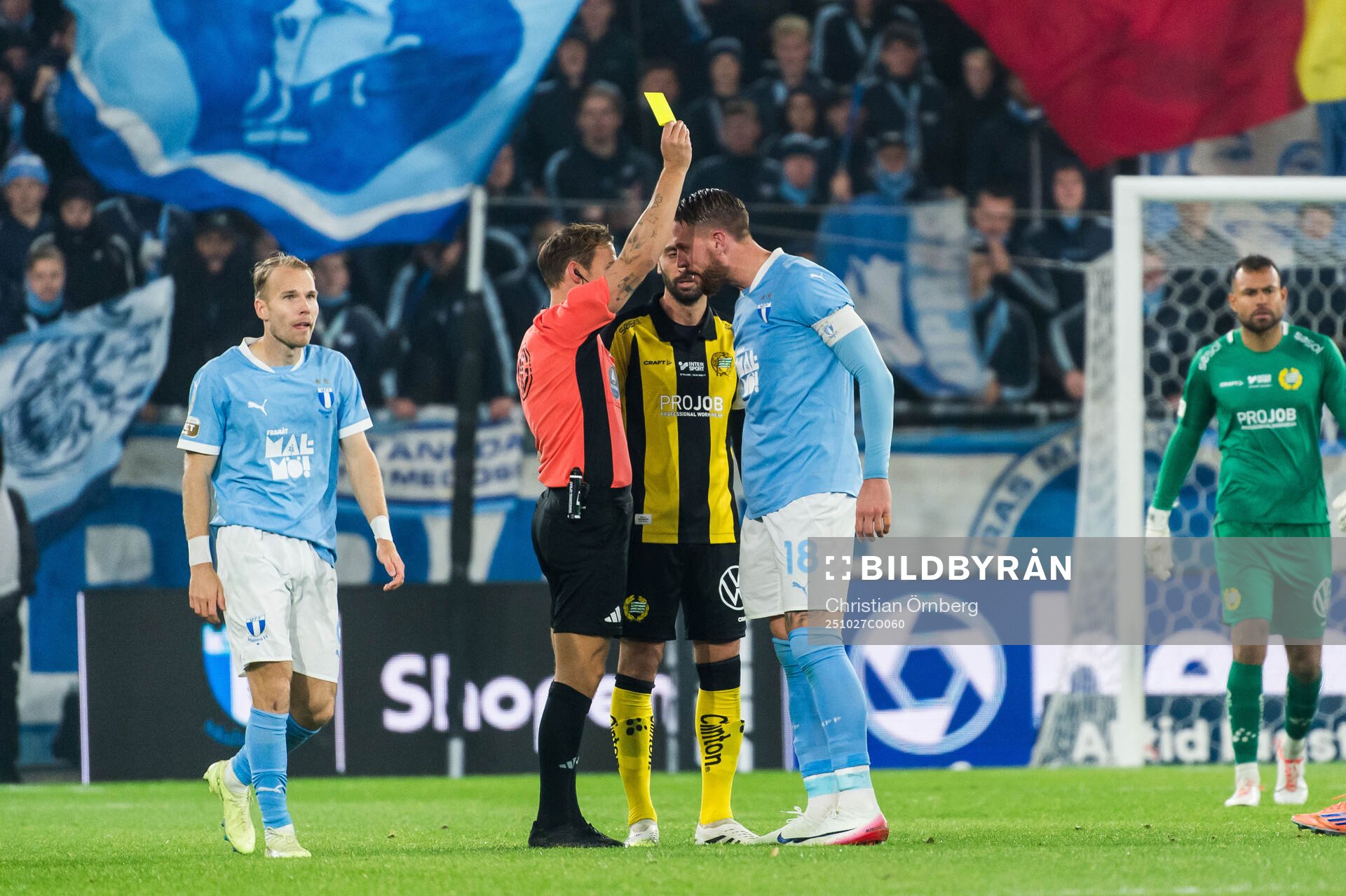 Malmö FFs Pontus Jansson tilldelas gult kort av domare