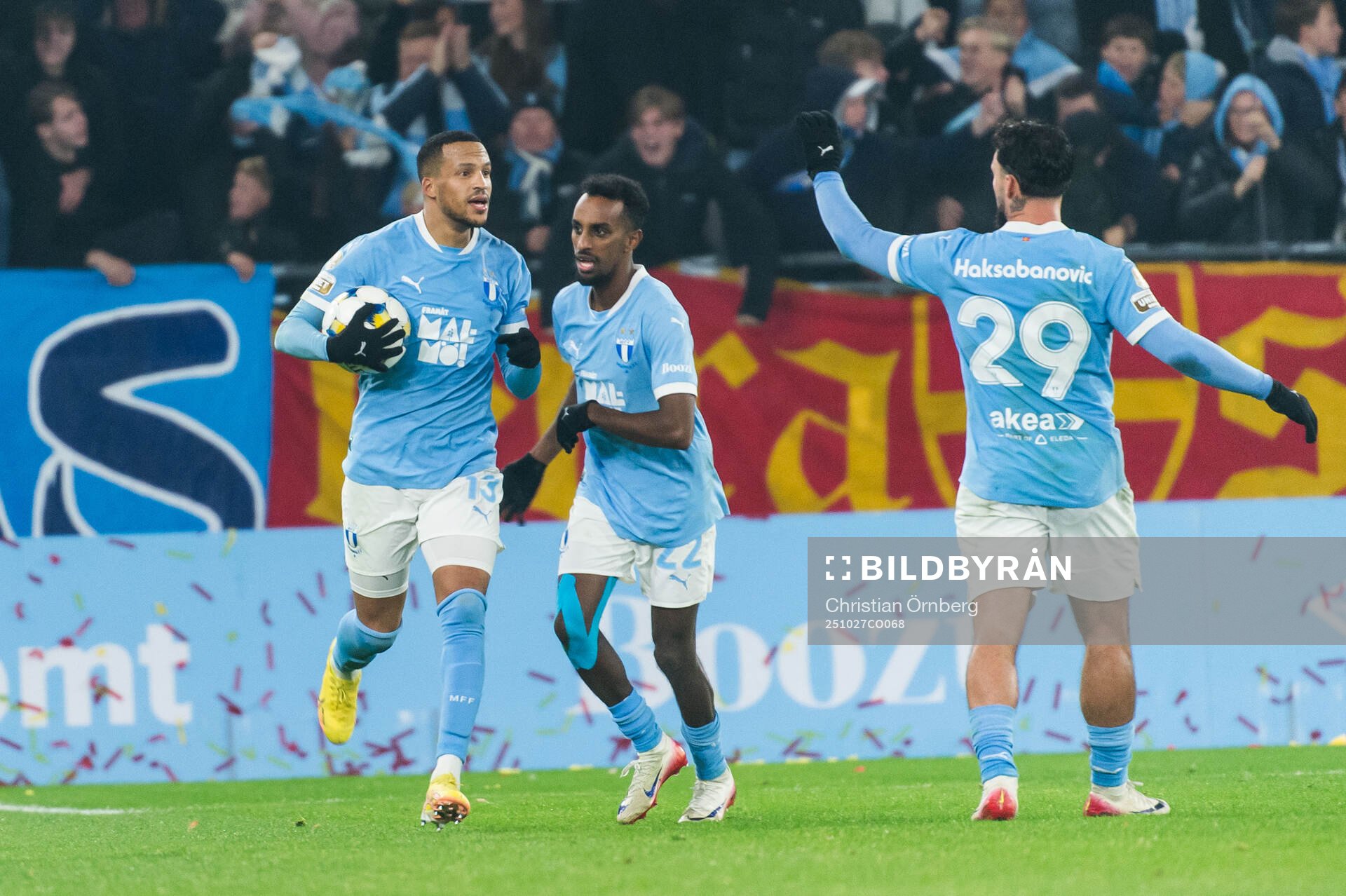 Malmö FFs Martin Olsson jublar med Taha Ali och Sead