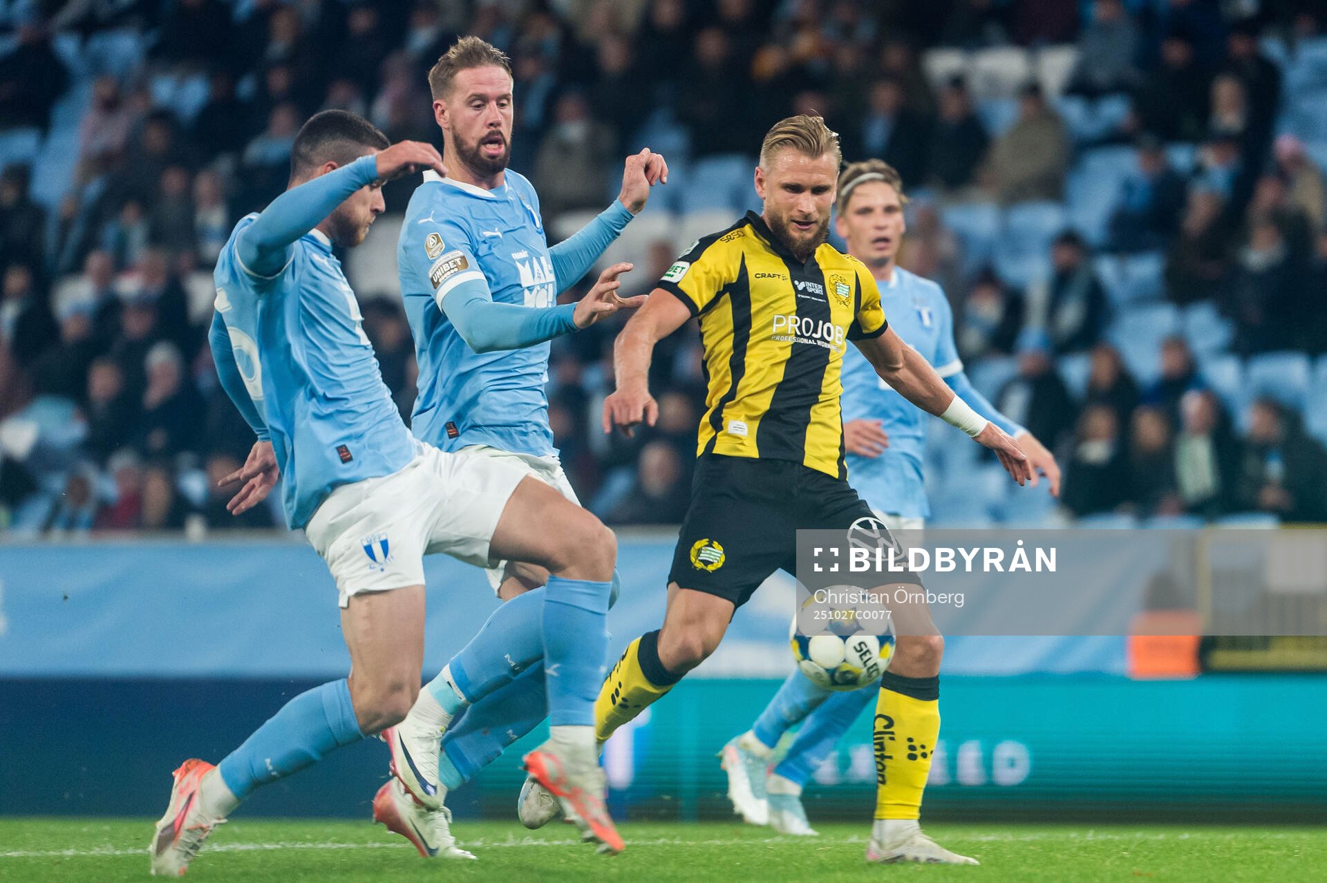 Malmö FFs Gabriel Busanello och Pontus Jansson mot