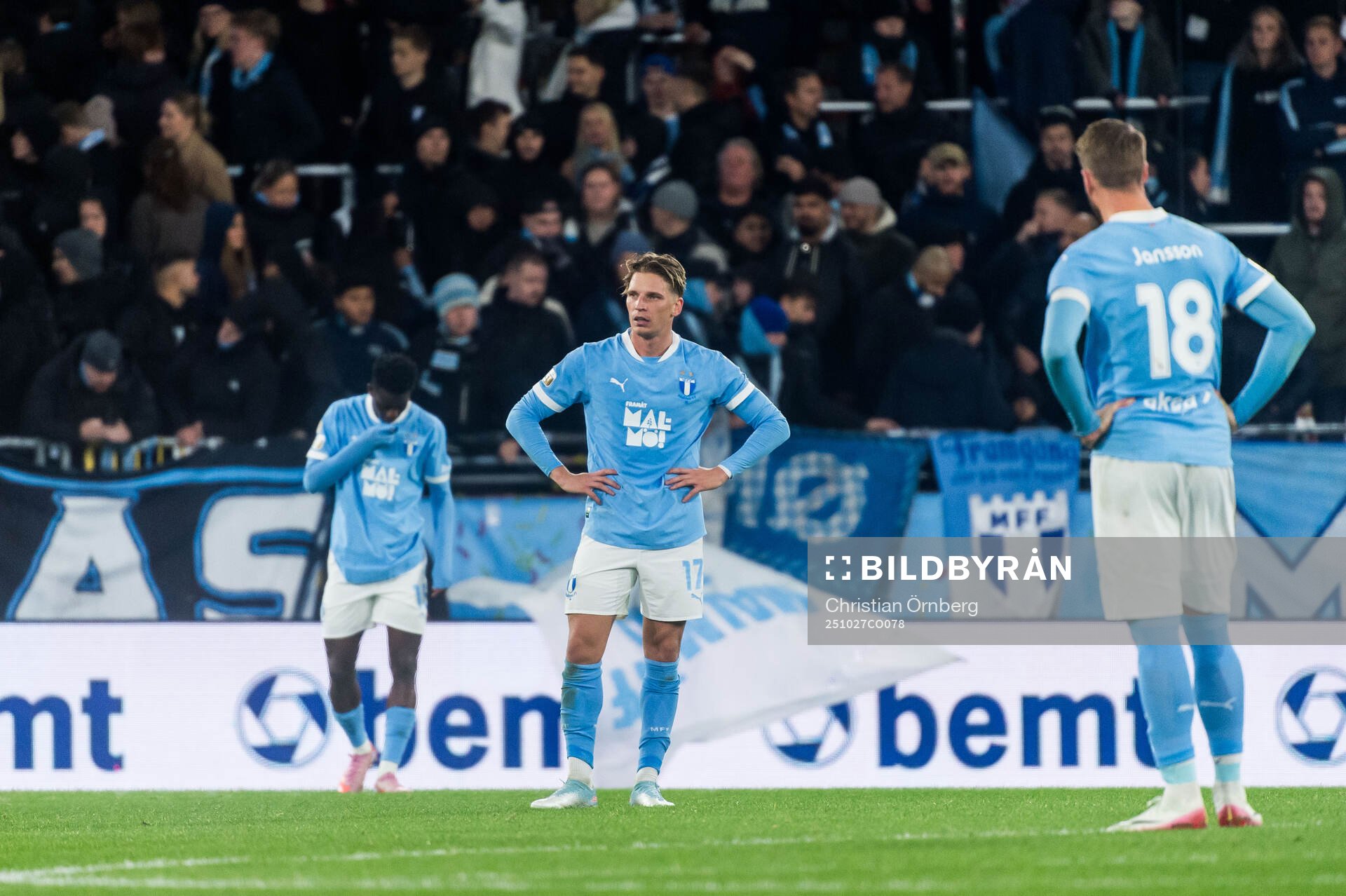 Malmö FFs Jens Stryger Larsen och Pontus Jansson deppar