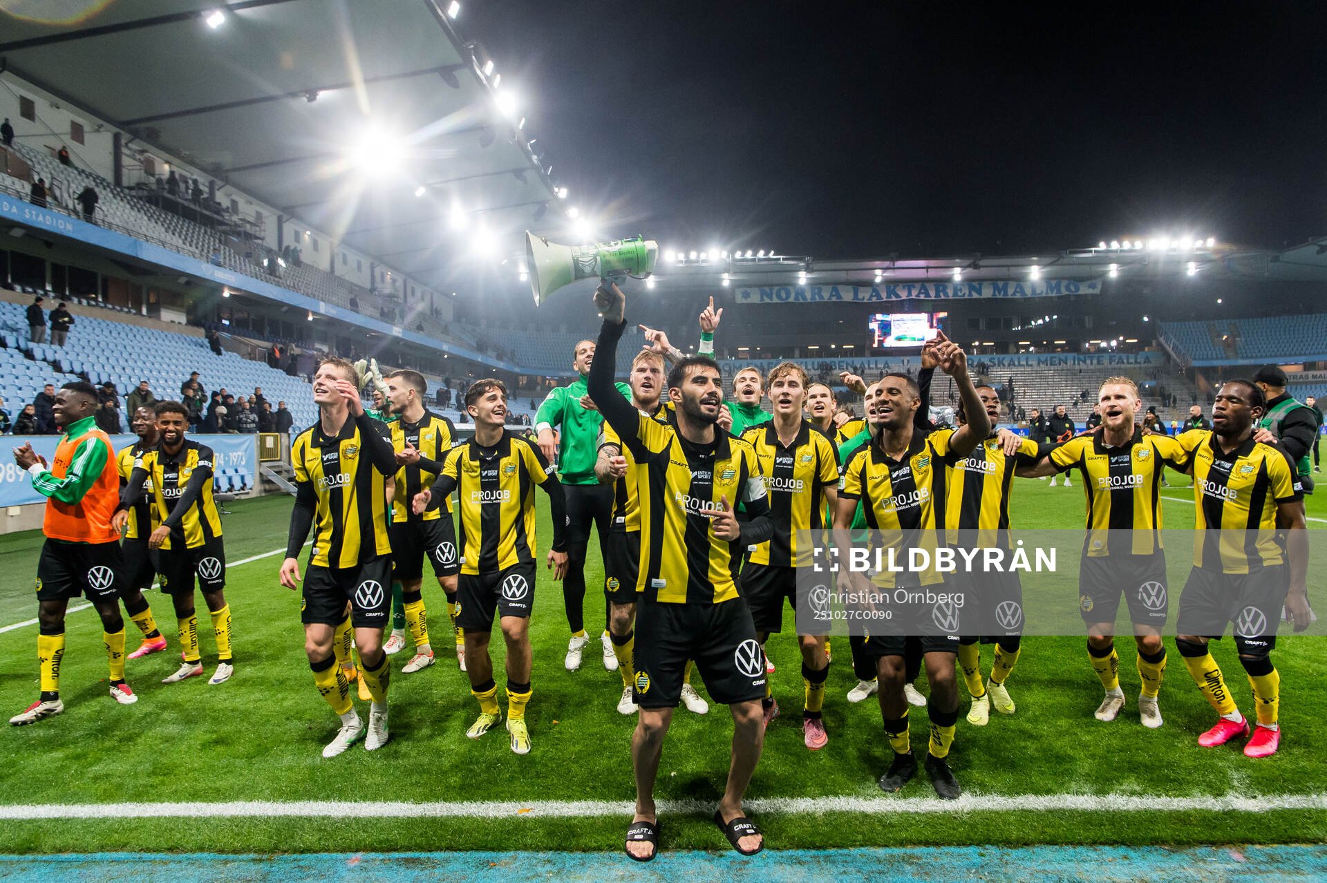 Hammarbys Montader Madjed jublar med lagkamrater