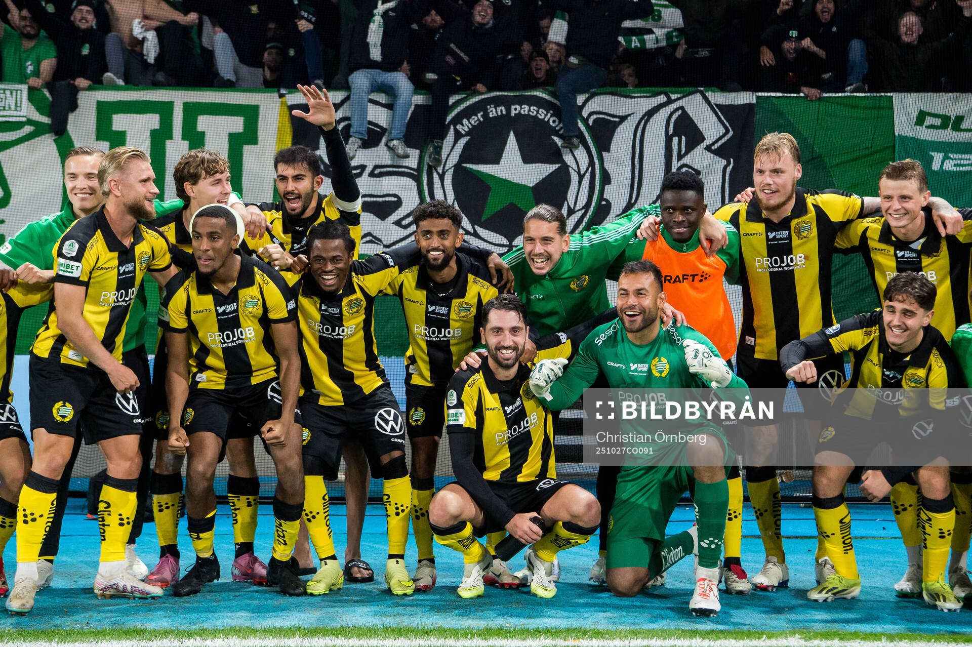 Hammarbys spelare jublar med supportrar