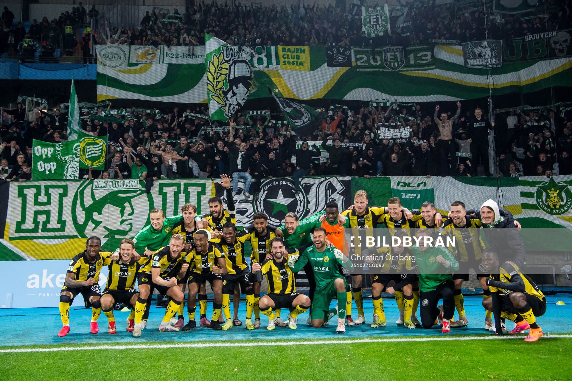 Hammarbys spelare jublar med supportrar