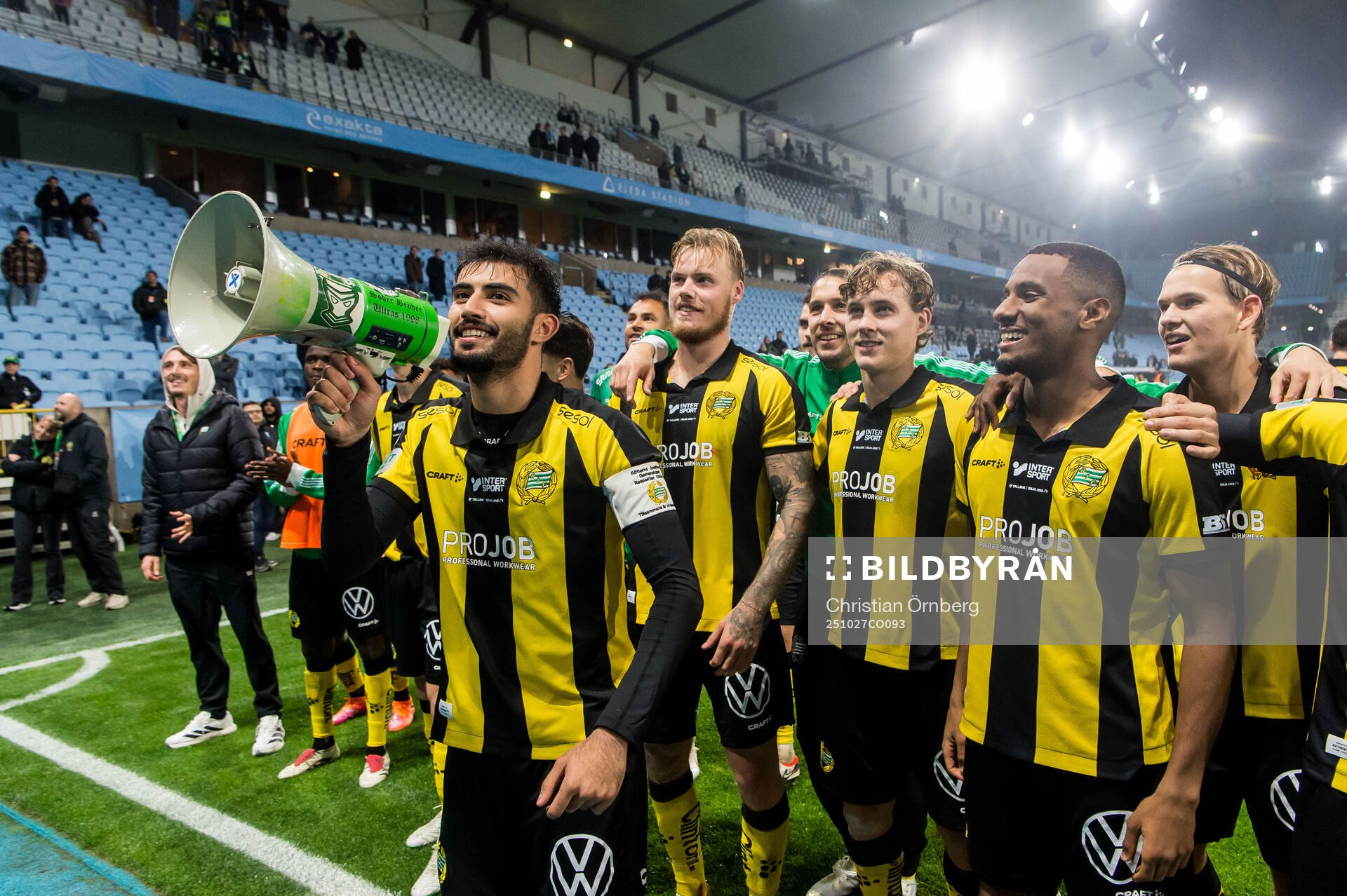 Hammarbys Montader Madjed  jublar med lagkamrater