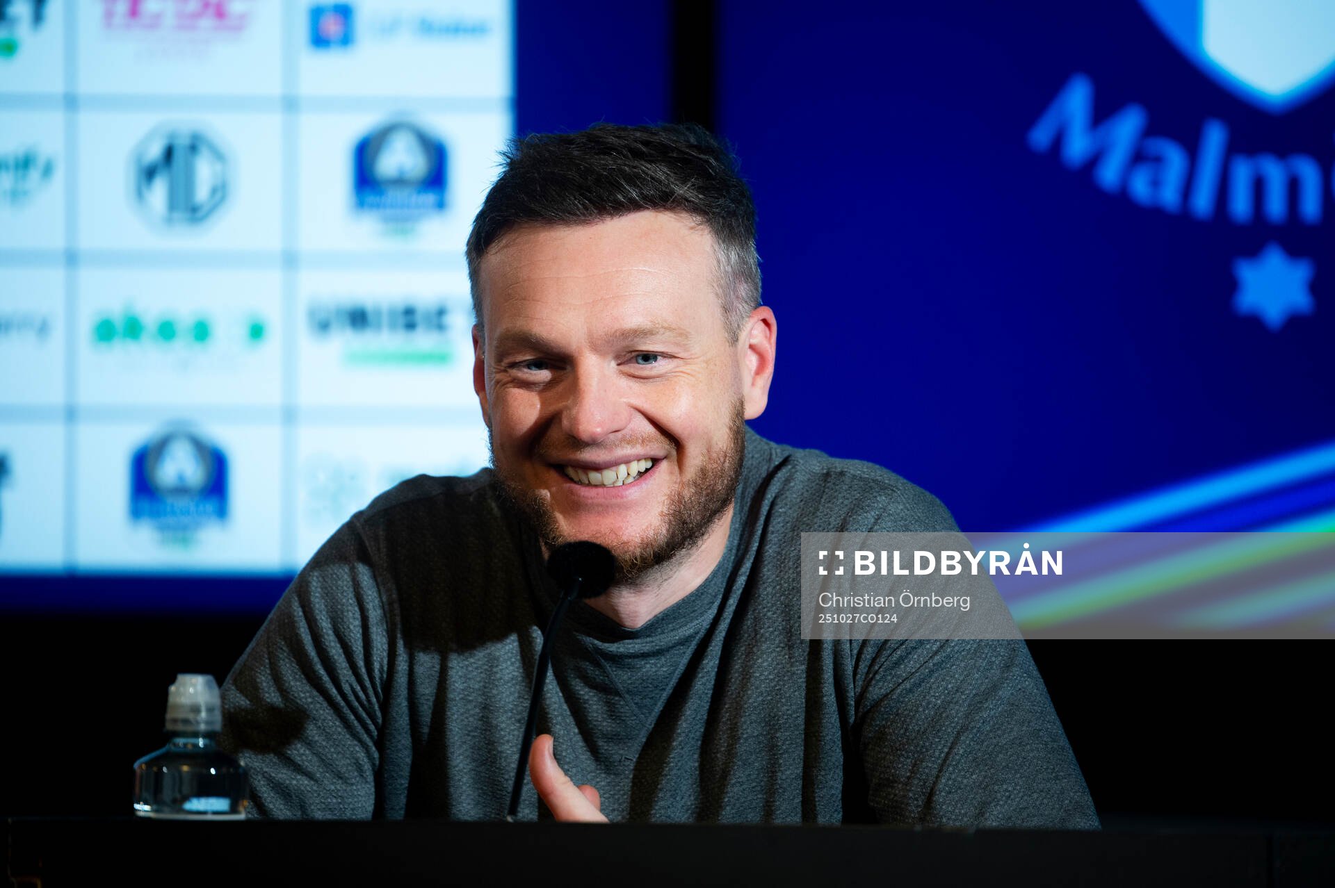 Hammarbys tränare Kim Hellberg på en presskonferens