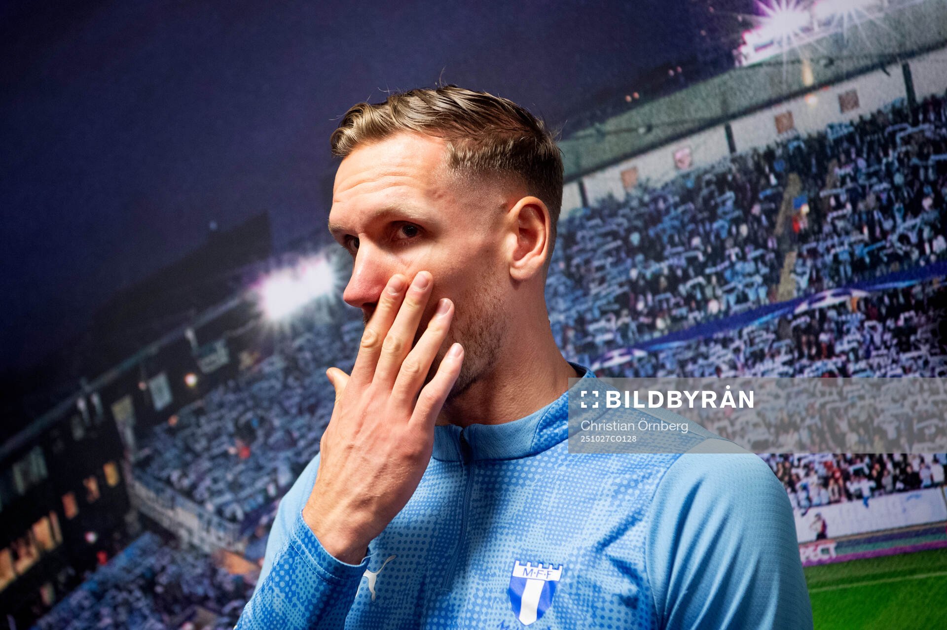Malmö FFs målvakt Robin Olsen deppar