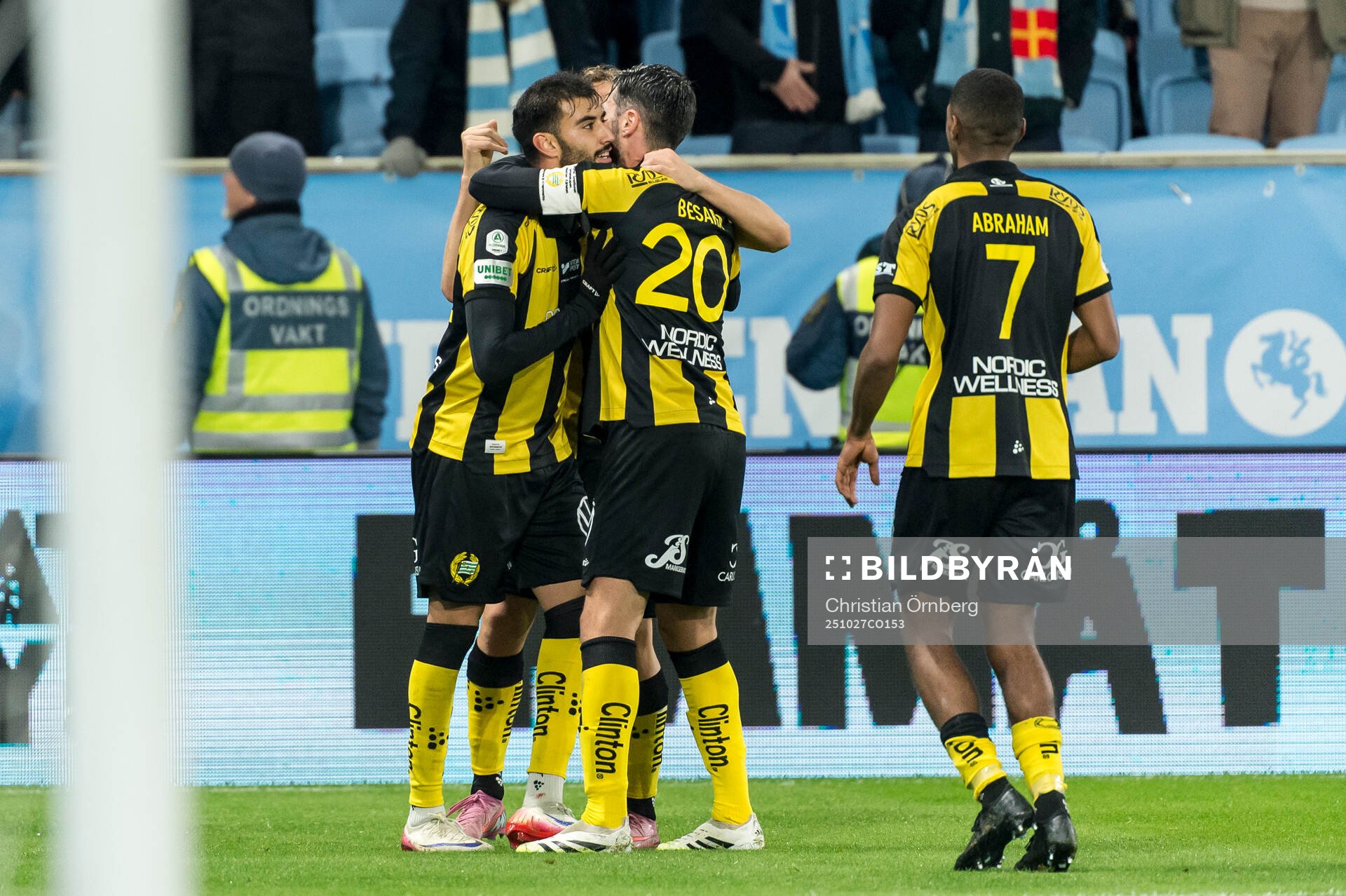 Hammarbys Montader Madjed och Nahir Besara jublar