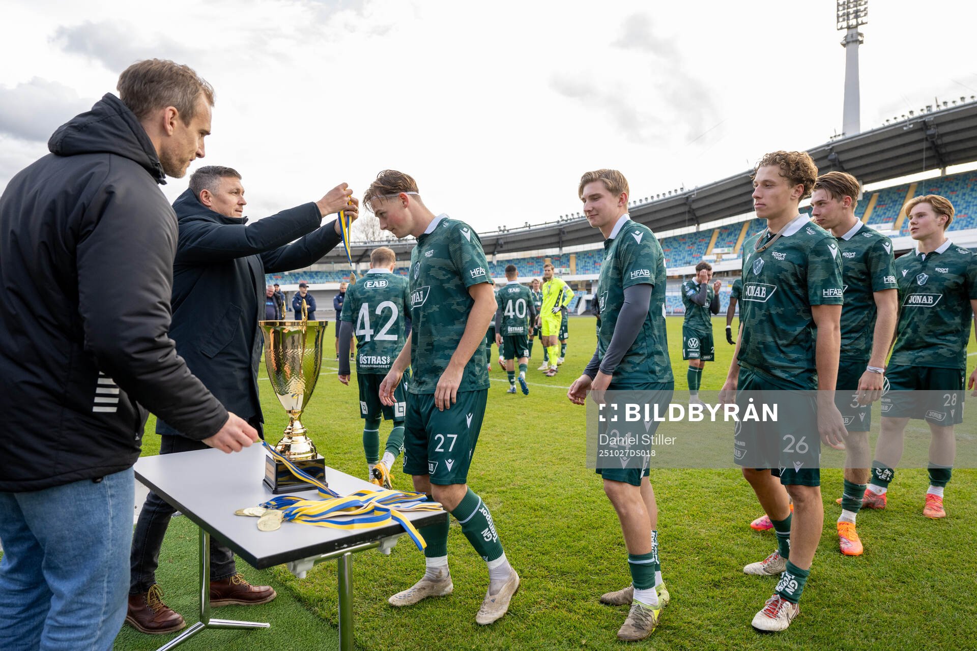 IFK Göteborgs sportchef Hannes Stiller delar ut medaljer