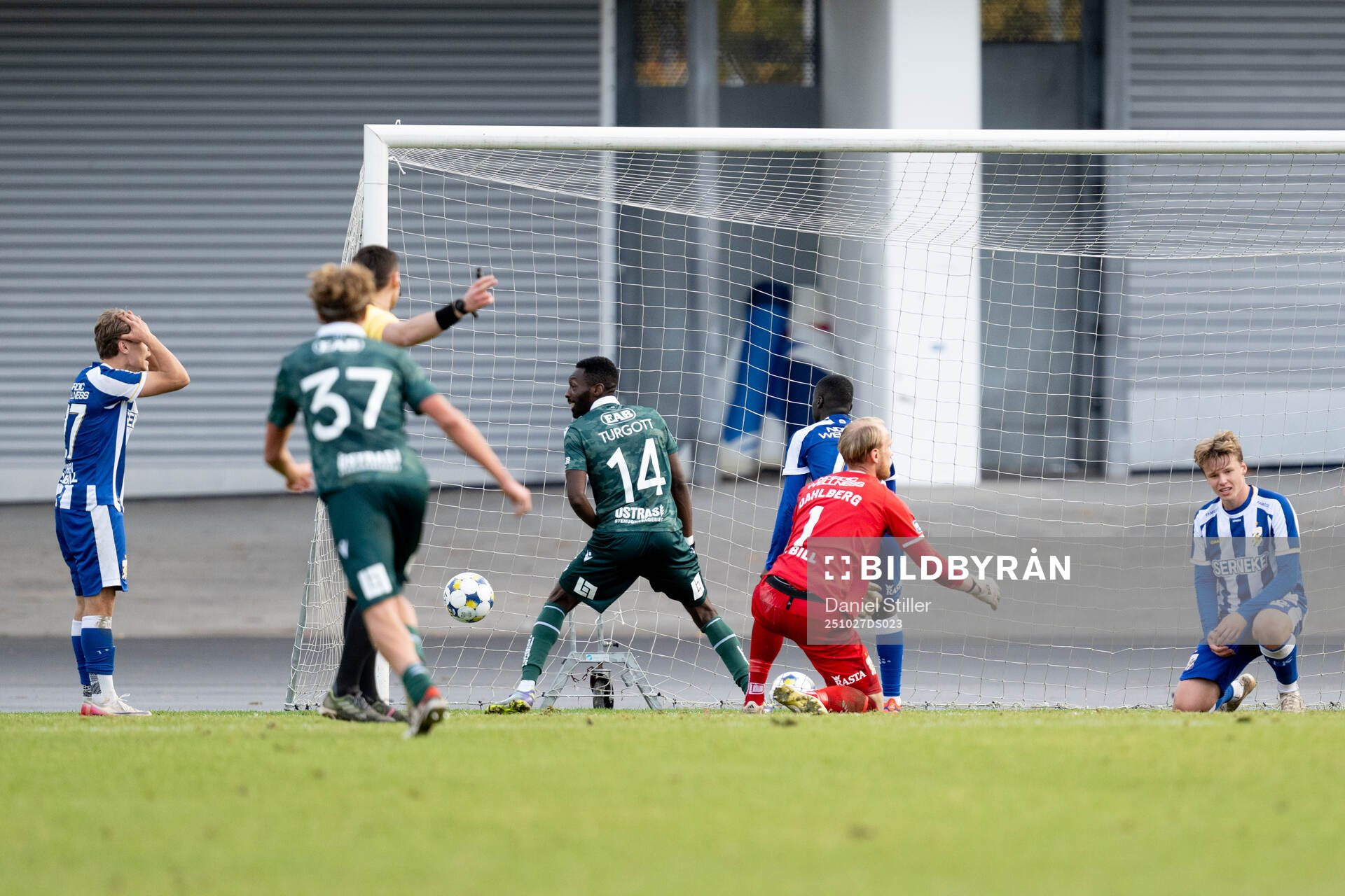 Halmstads Blair Sebastian Turgott gör 1-2